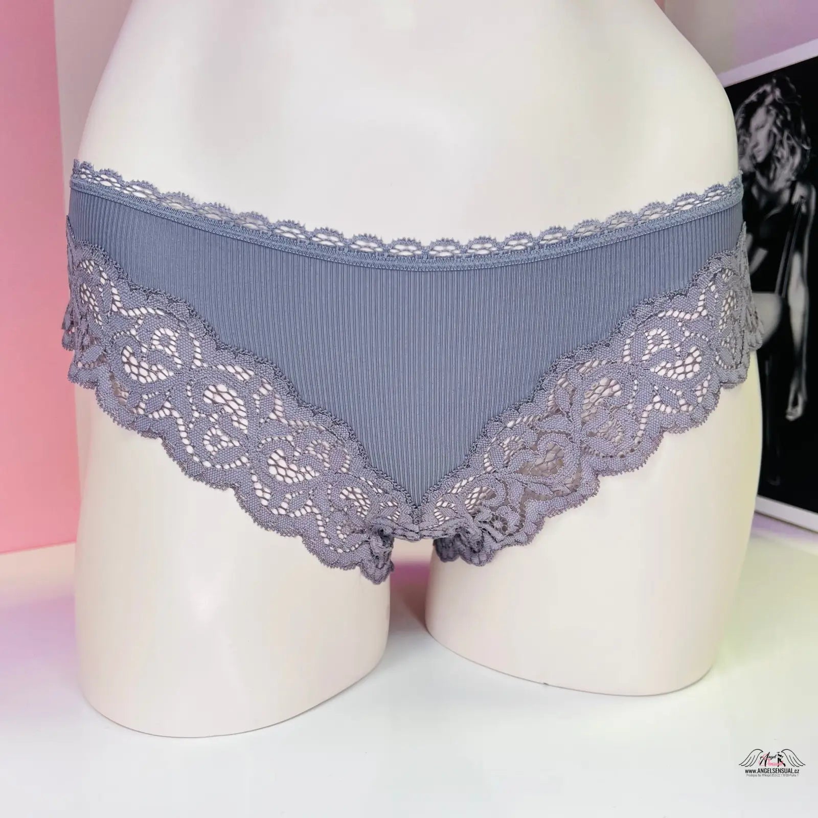 Detailní záběr velmi pohodlných kalhotek Victoria’s Secret s širokou krajkou na každodenní nošení