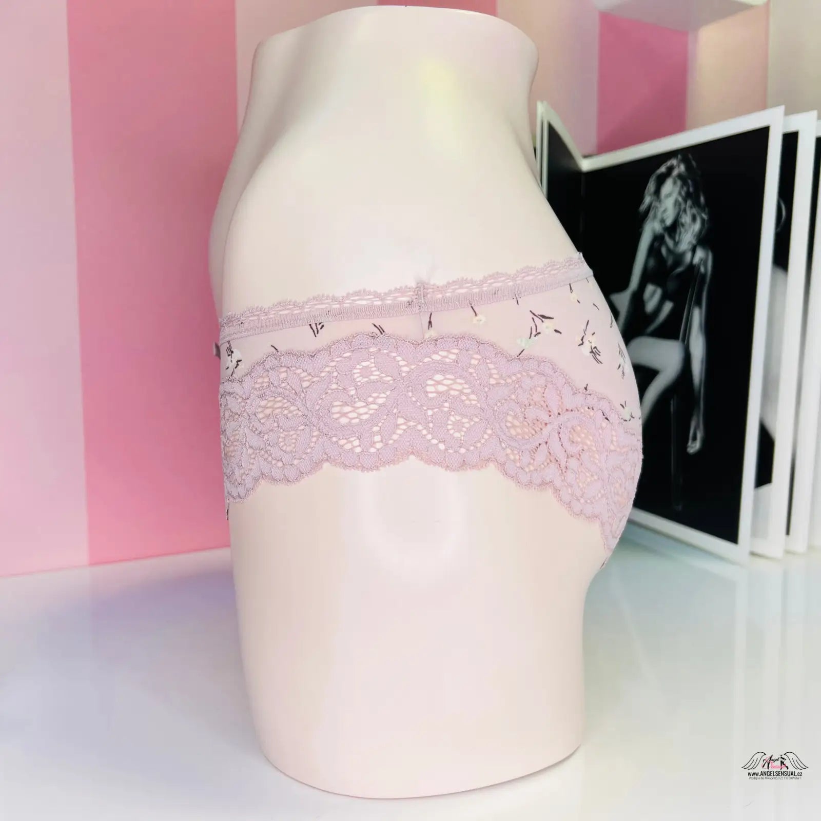 Bílá keramická váza s růžovou širokou krajkou kolem horního okraje na produktu Victoria’s Secret Kalhotky s Krajkou