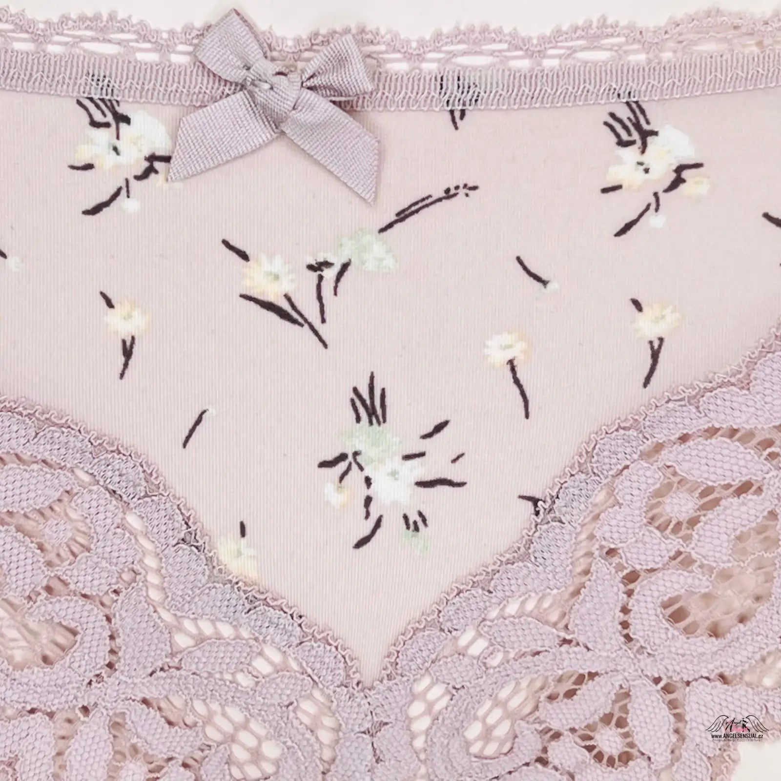 Delikátní růžové kalhotky Victoria’s Secret s širokou krajkou a lemuje třísla na přední straně