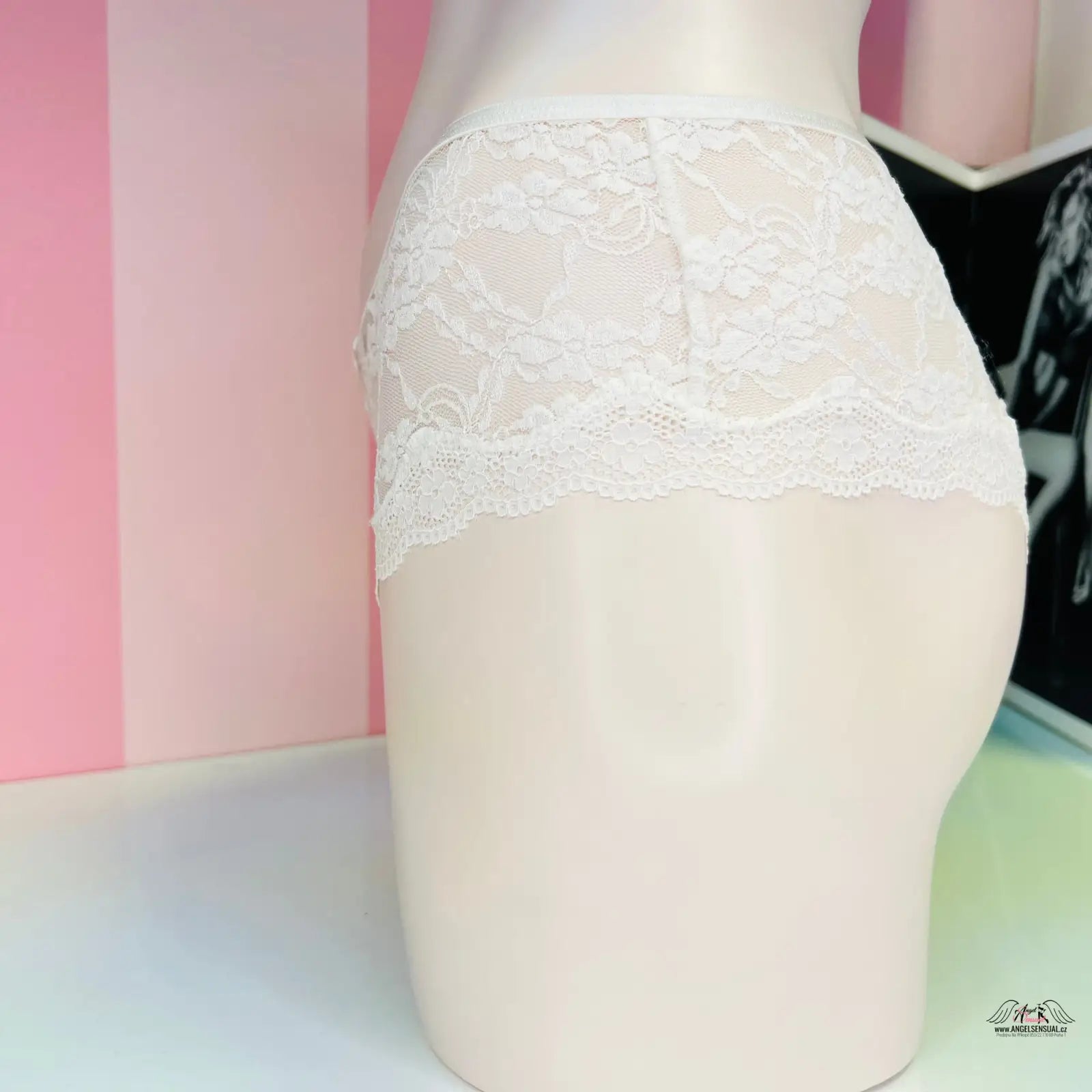 Krajkové kalhotky s krajkou a criss-cross zadní straně od Victoria’s Secret