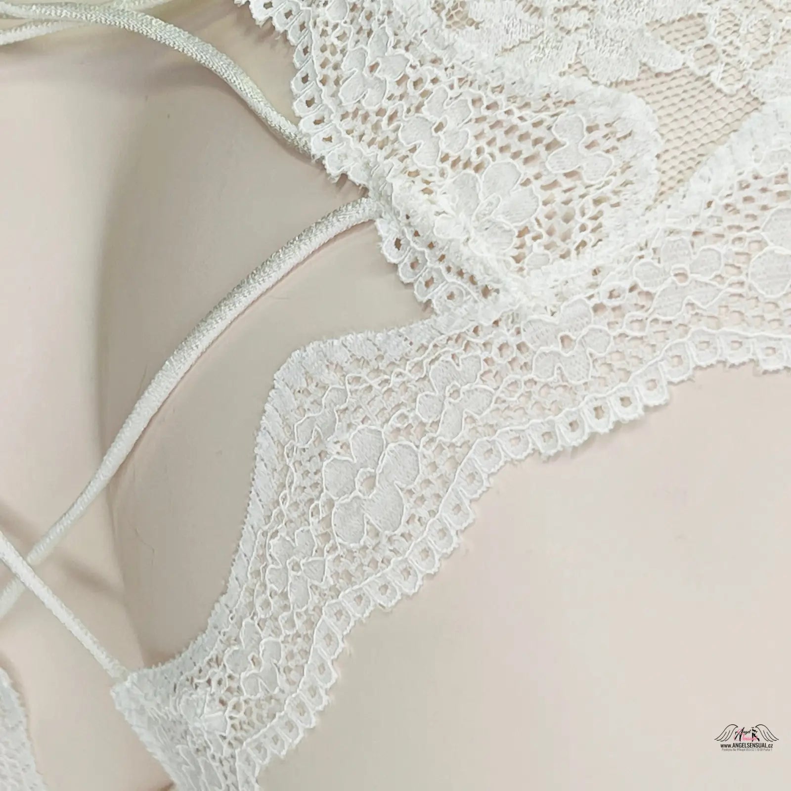 Bílé krajkové kalhotky Victoria’s Secret s krajkou na zadní straně