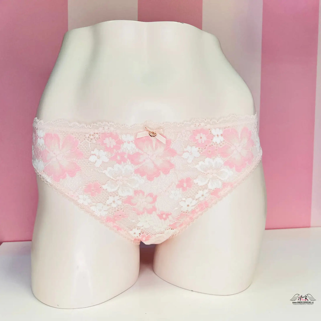 Luxusní jemné kalhotky Victoria’s Secret s elastickou krajkou na modelu pro každodenní nošení