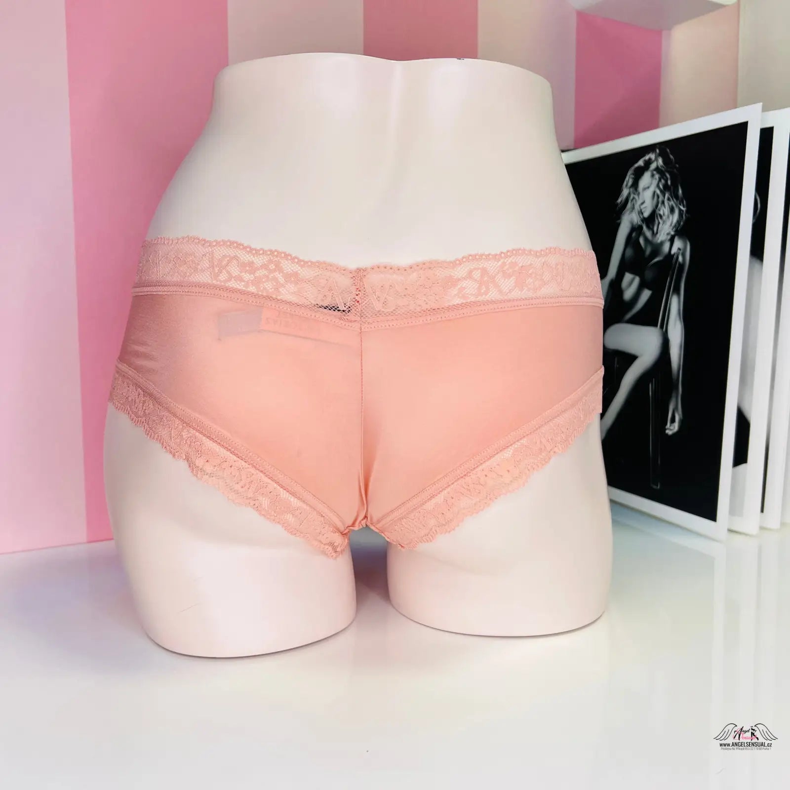 Pale pink jemnou krajkou lesklé kalhotky Victoria’s Secret pro speciální příležitosti