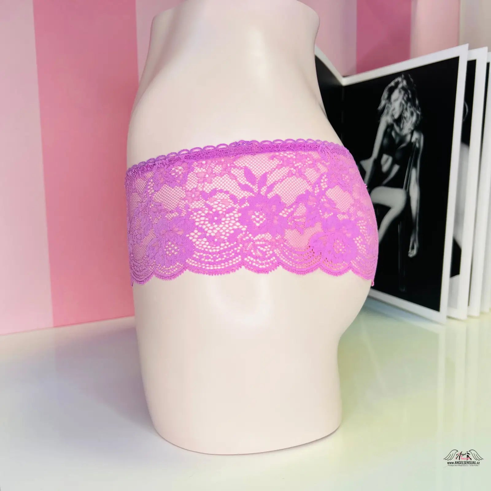 Lavender krajkové tanga Victoria’s Secret s pevnou krajkou a širokým lemem