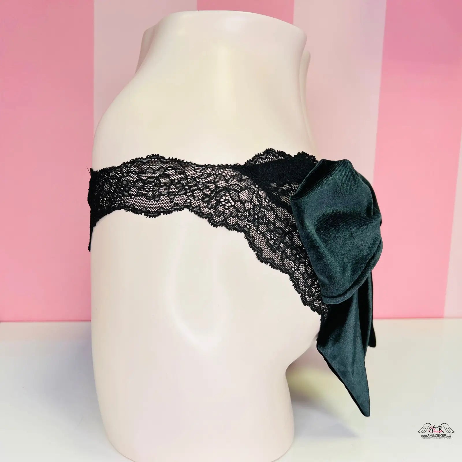 Black lace a velká semišová mašle na krajkové kalhotky Victoria’s Secret