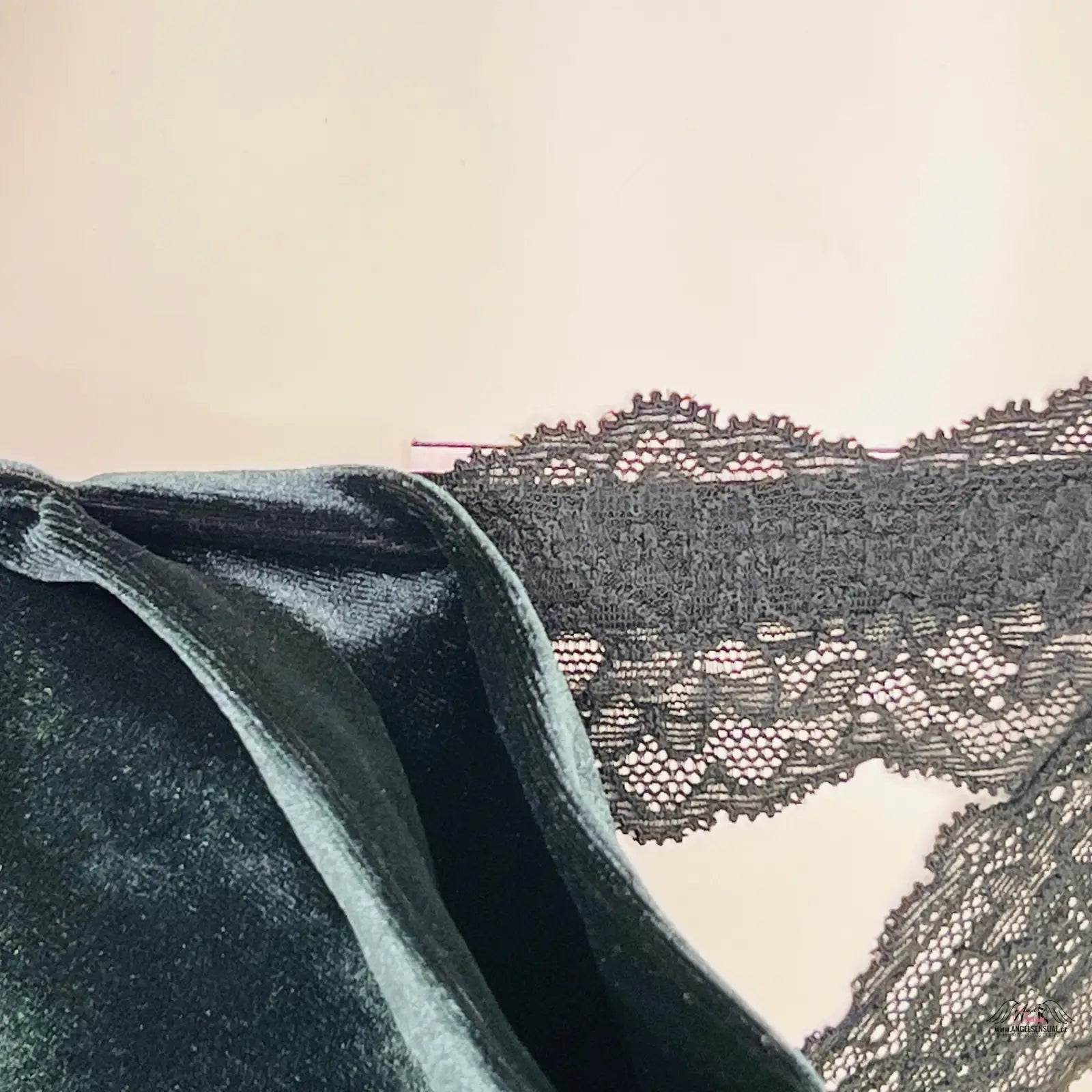 Krajkové kalhotky Victoria’s Secret s velkou semišovou mašlí a zeleným sametem