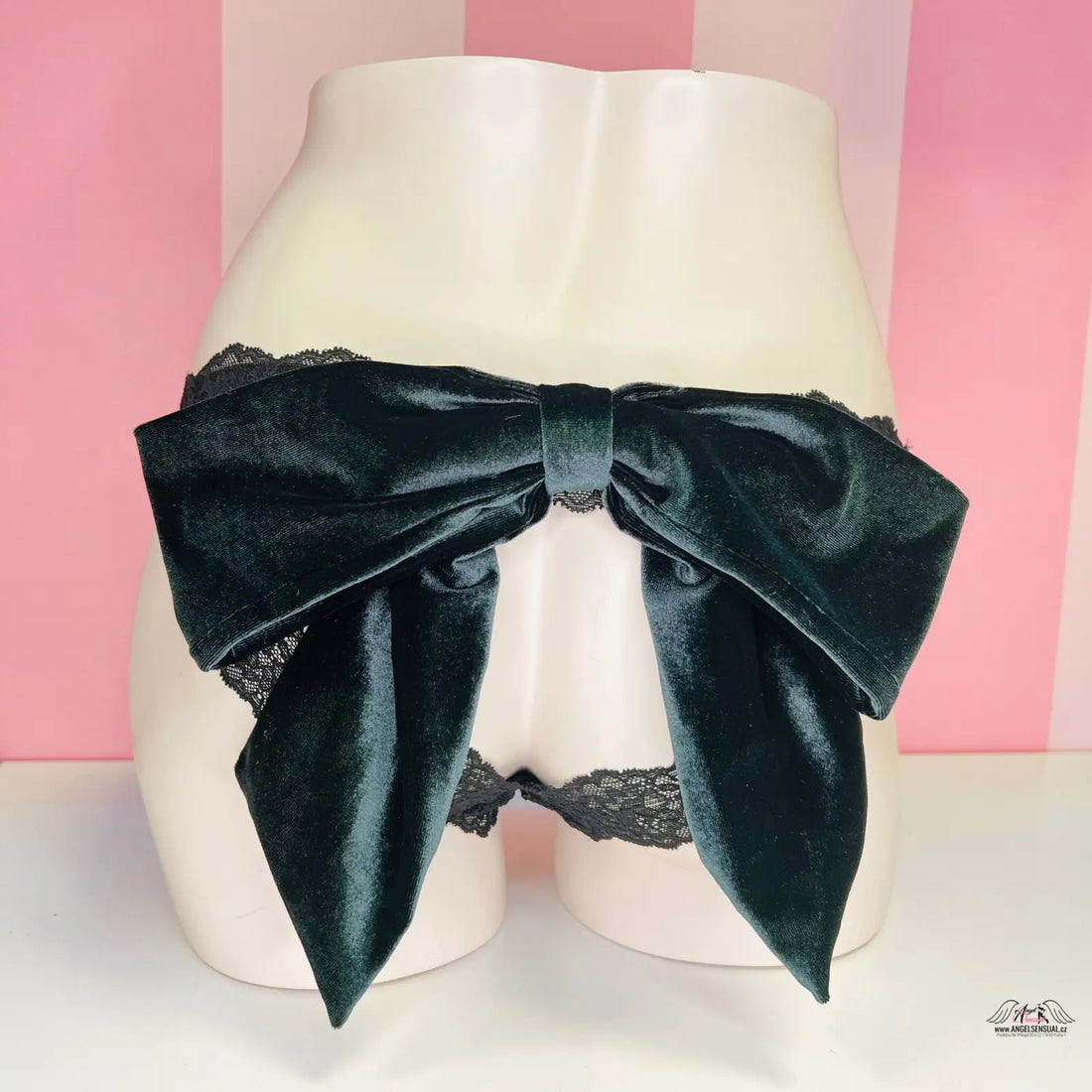 Velvet bow lingerie s krajkovými kalhotkami a velkou semišovou mašlí od Victoria’s Secret