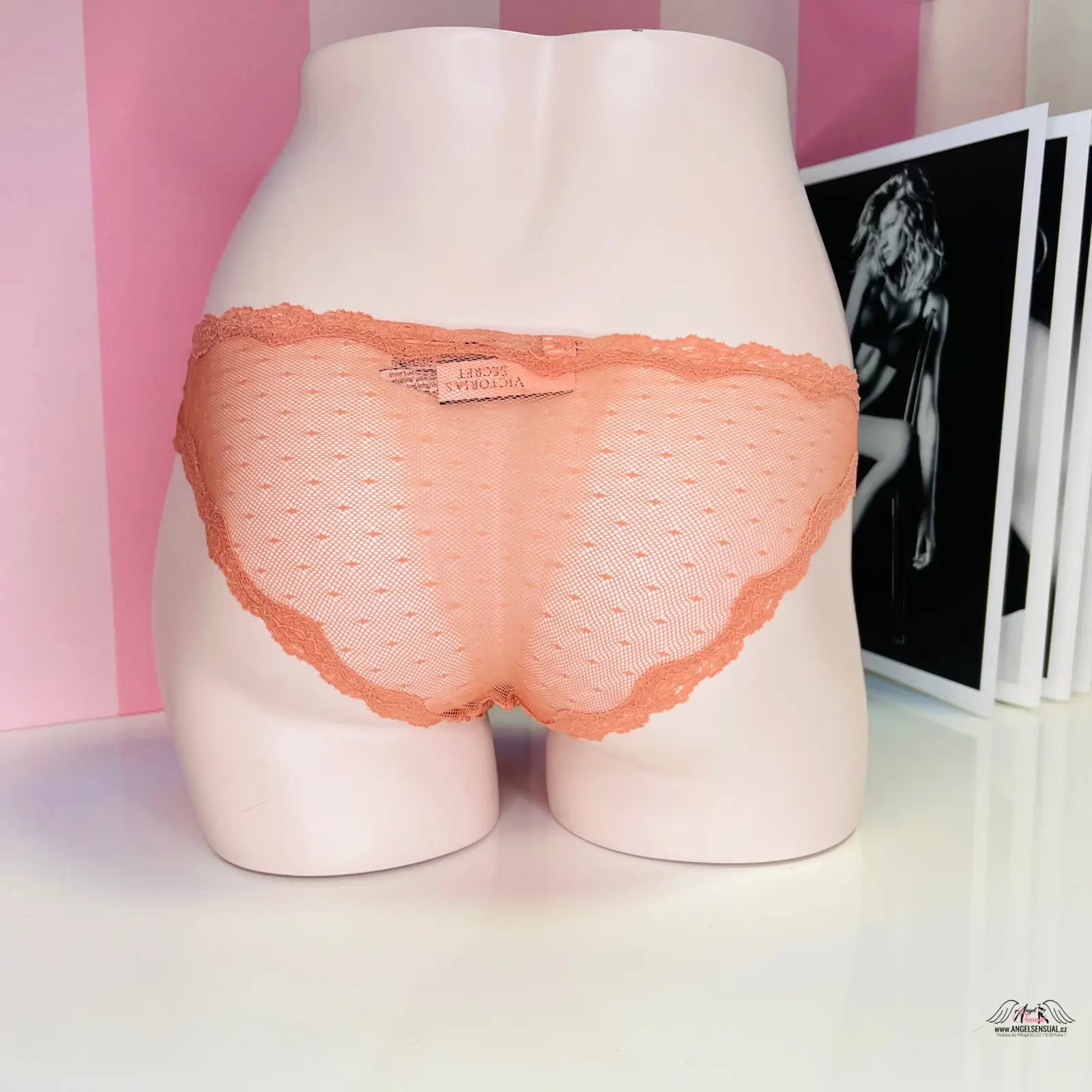 Peachové síťované kalhotky Victoria’s Secret Kalhotky s Krajkou na manekýnu