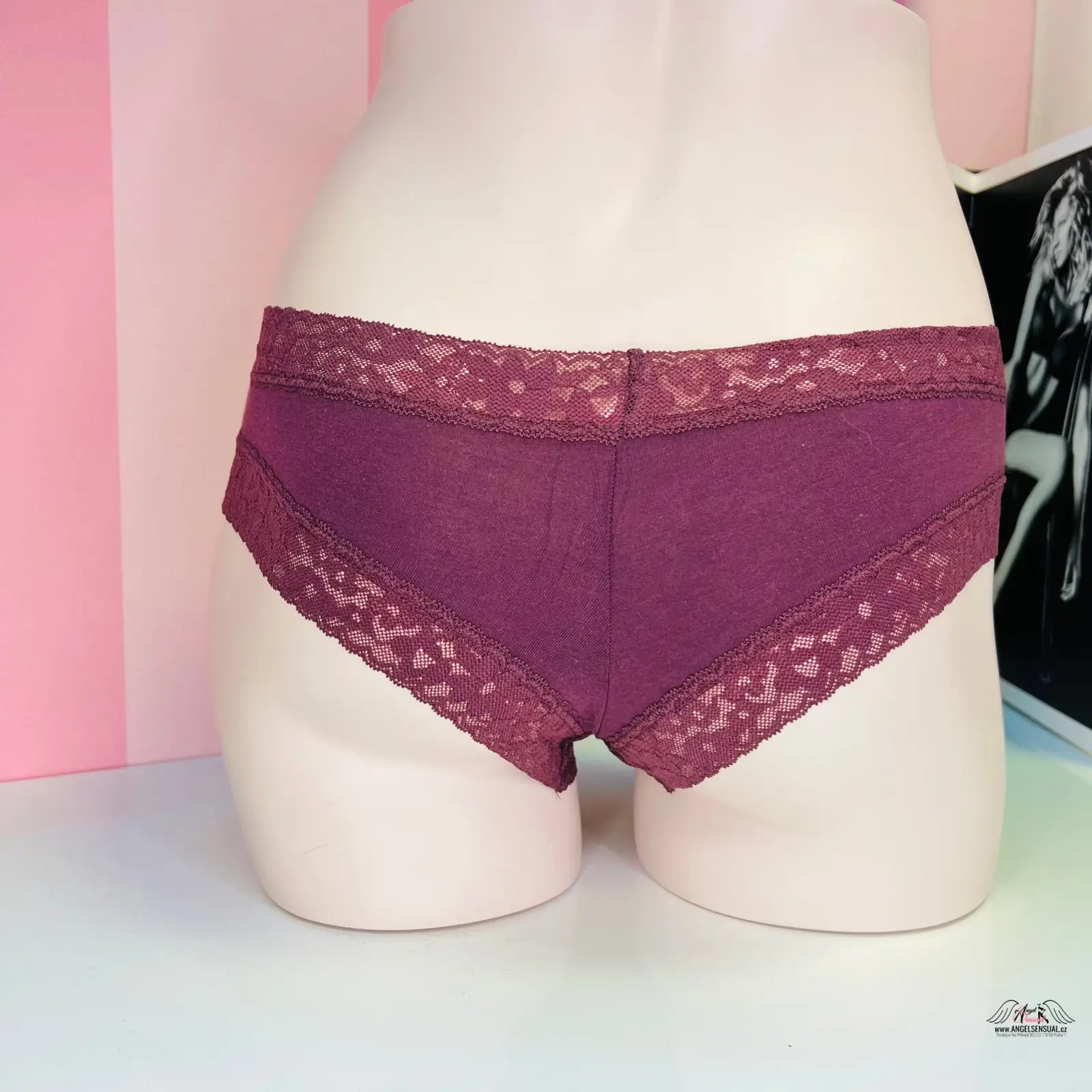 Burgundské kalhotky s jemnou krajkou a bokové cheeky od Victoria’s Secret