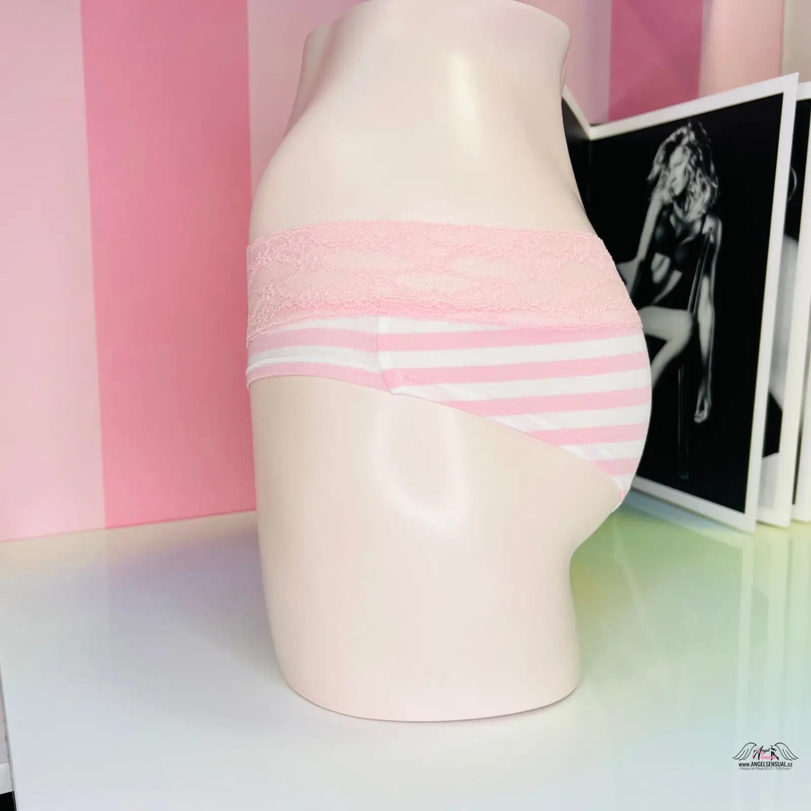 Elegantní bavlněné kalhotky s vyšším pasem ve tvaru vázy jako ženské boky