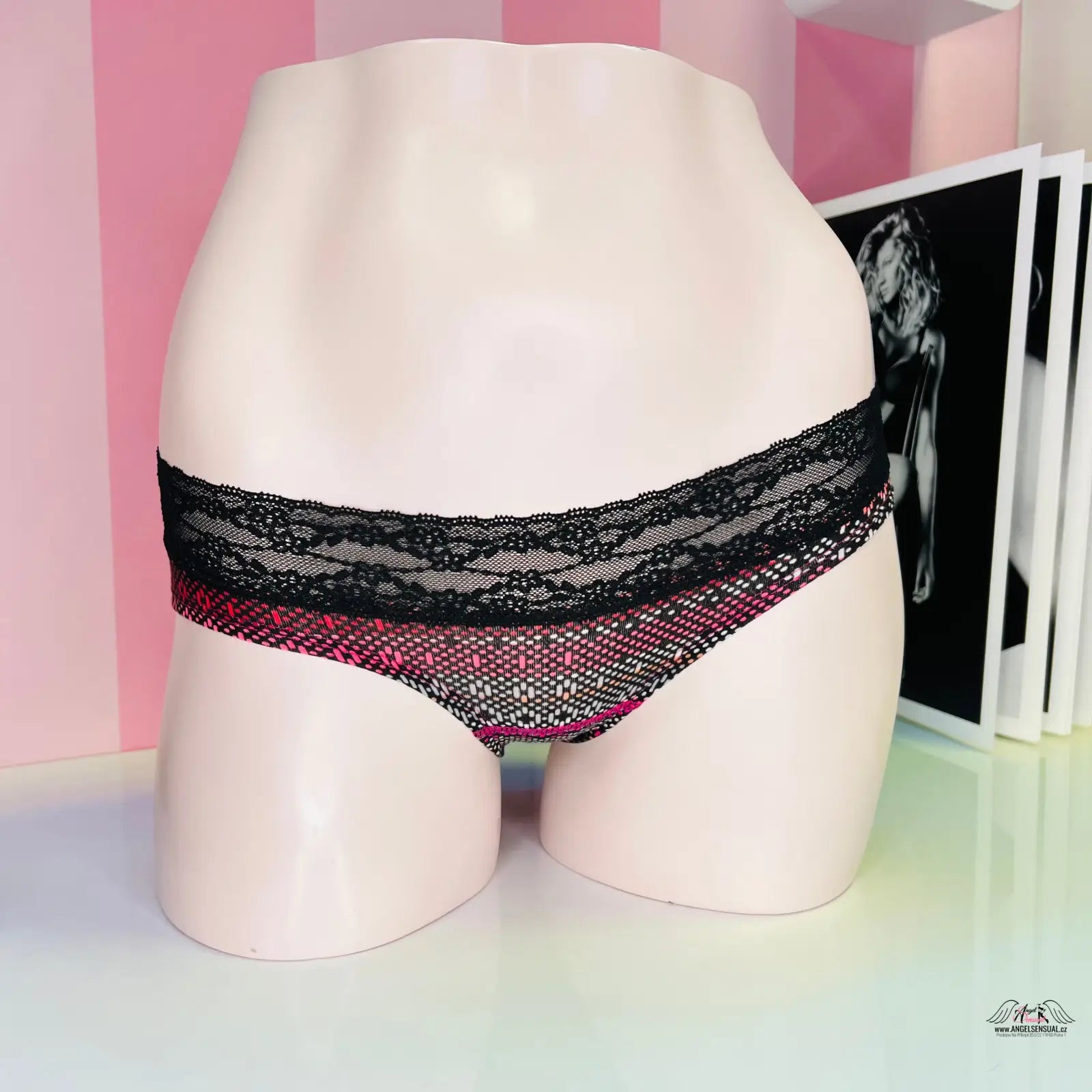 Manekýn s okouzlující bavlněné kalhotky s krajkou a květinovým vzorem