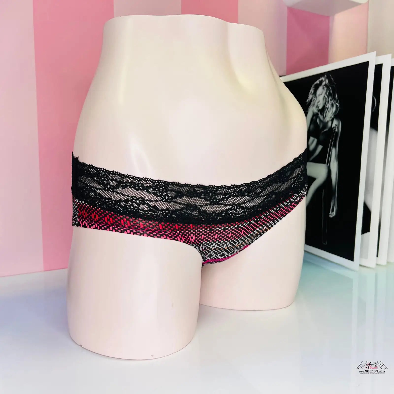 Mannequin s černou krajkou a červeným květinovým vzorem bavlněné kalhotky