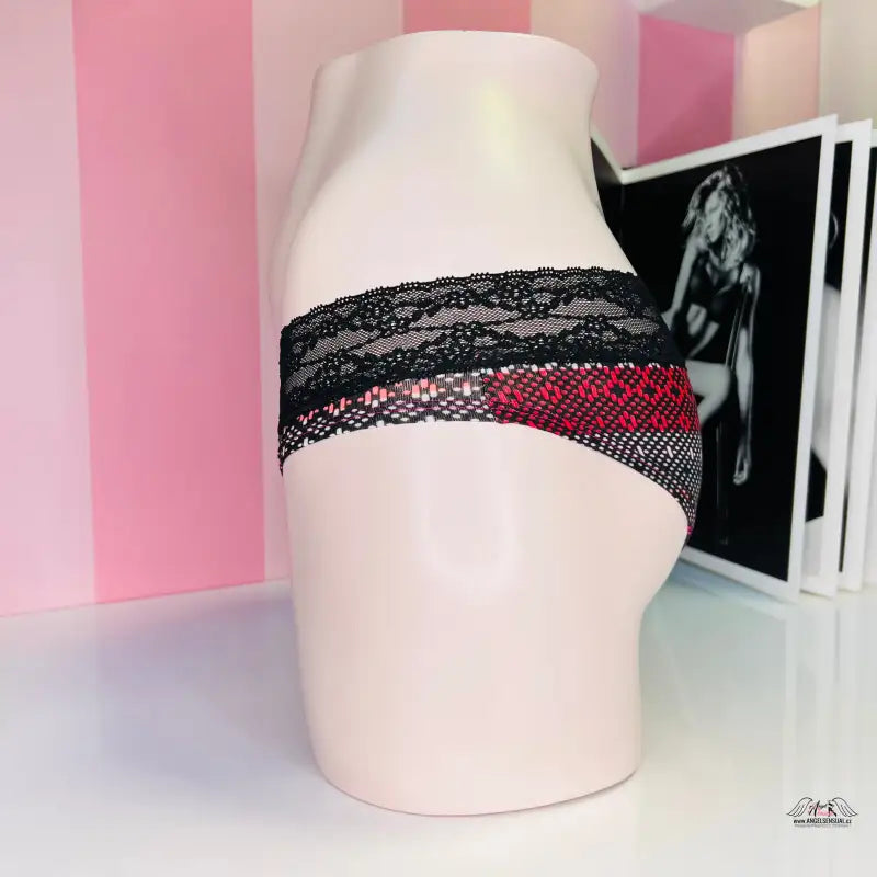 Manekýn torso s okouzlující bavlněné kalhotky s krajkou od Victoria’s Secret