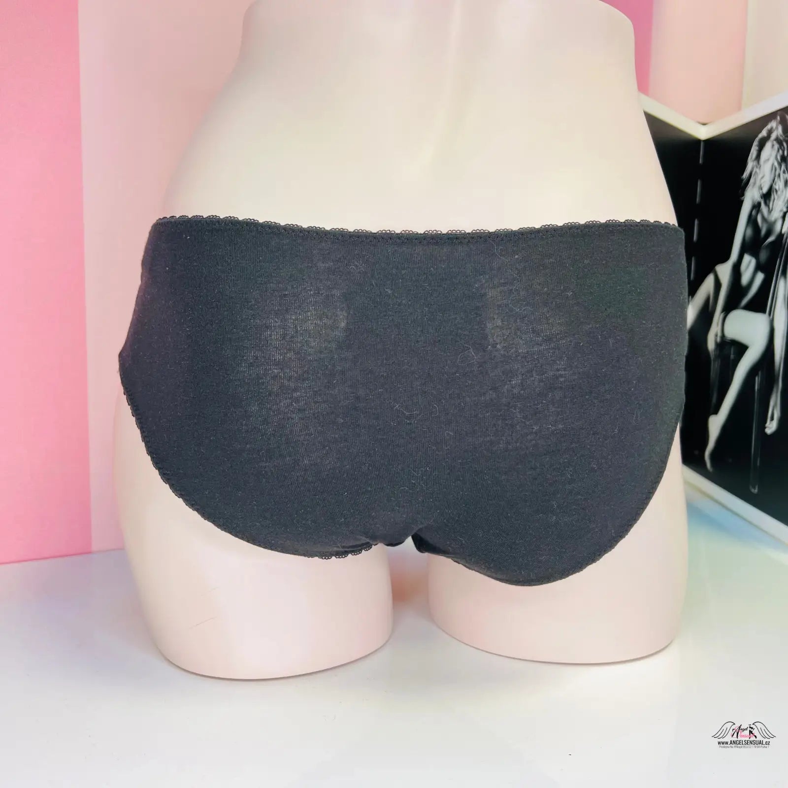 Obrázek Black lace-trimmed underwear z kolekce Victoria’s Secret Kalhotky s Krajkou, příjemné bavlněné kalhotky