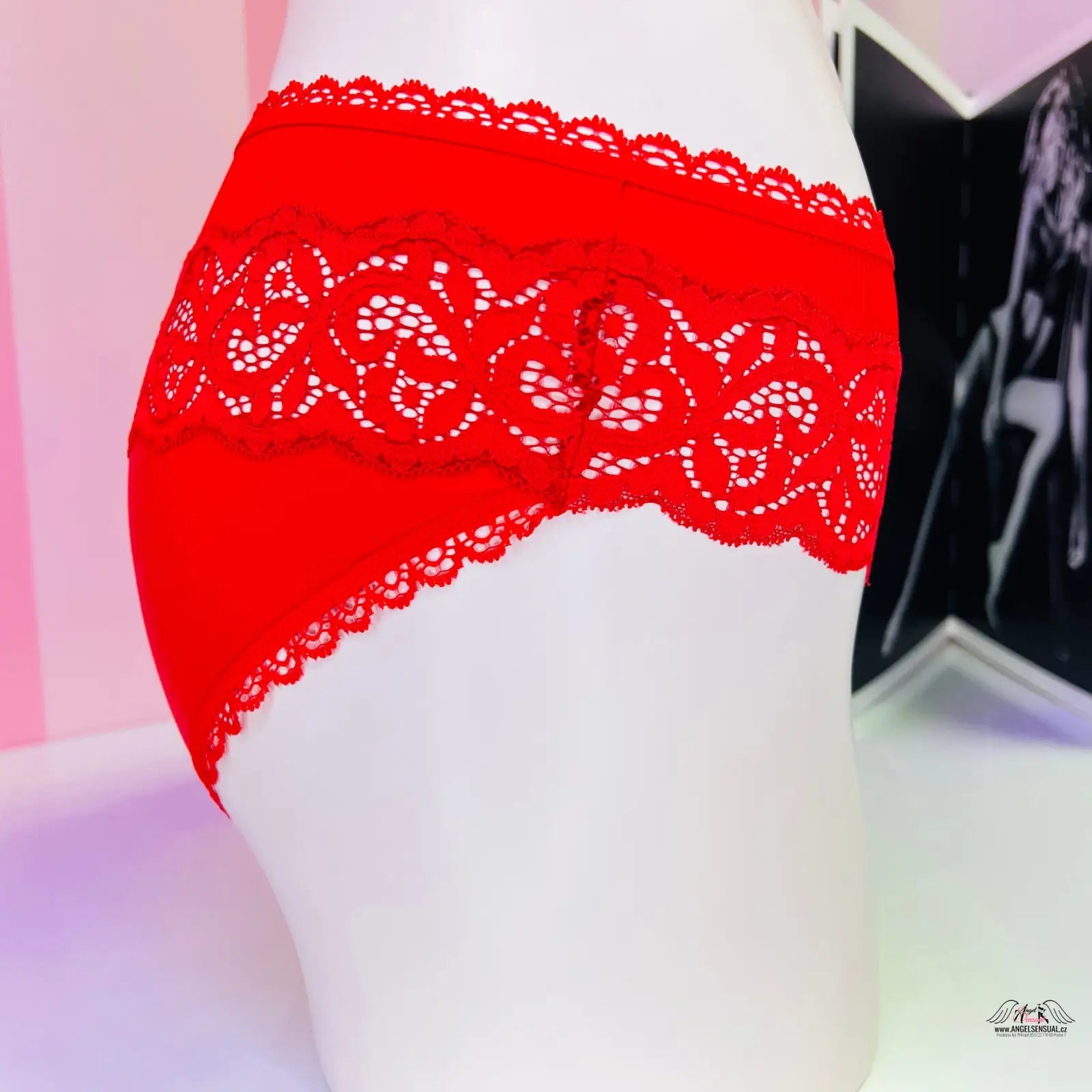Červené krajkové bikiny kalhotky s bílou krajkou v nabídce Victoria’s Secret Kalhotky s Krajkovými Detaily