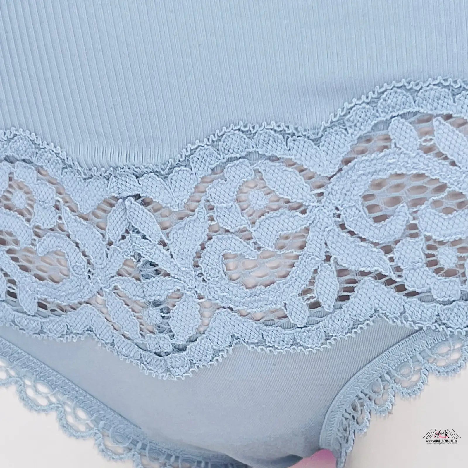 Žena v modrých krajkových bikiny kalhotkách Victoria’s Secret Kalhotky s Krajkovými Detaily