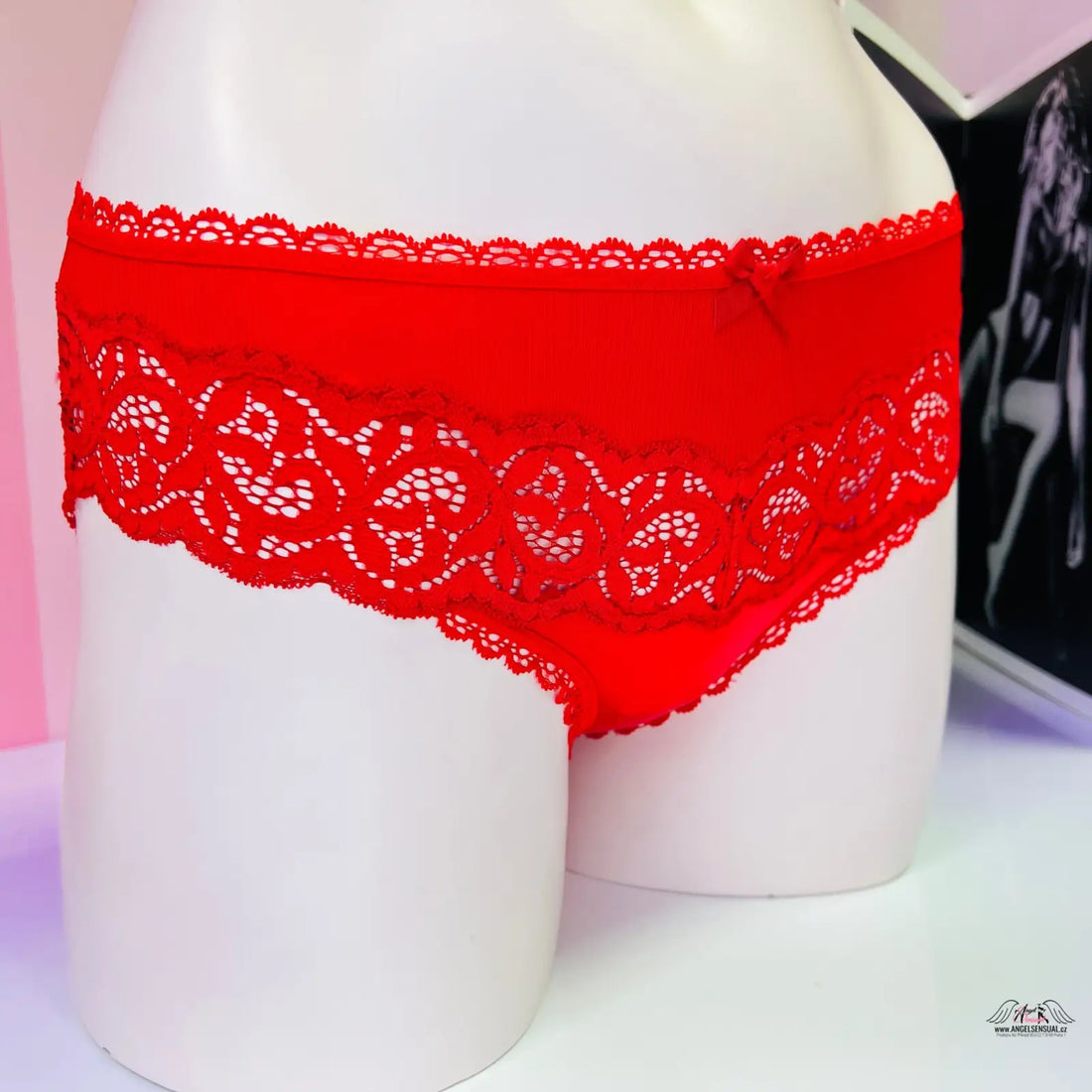 Red lace panties with a white mannequin for Victoria’s Secret Krajkové Bikiny Kalhotky