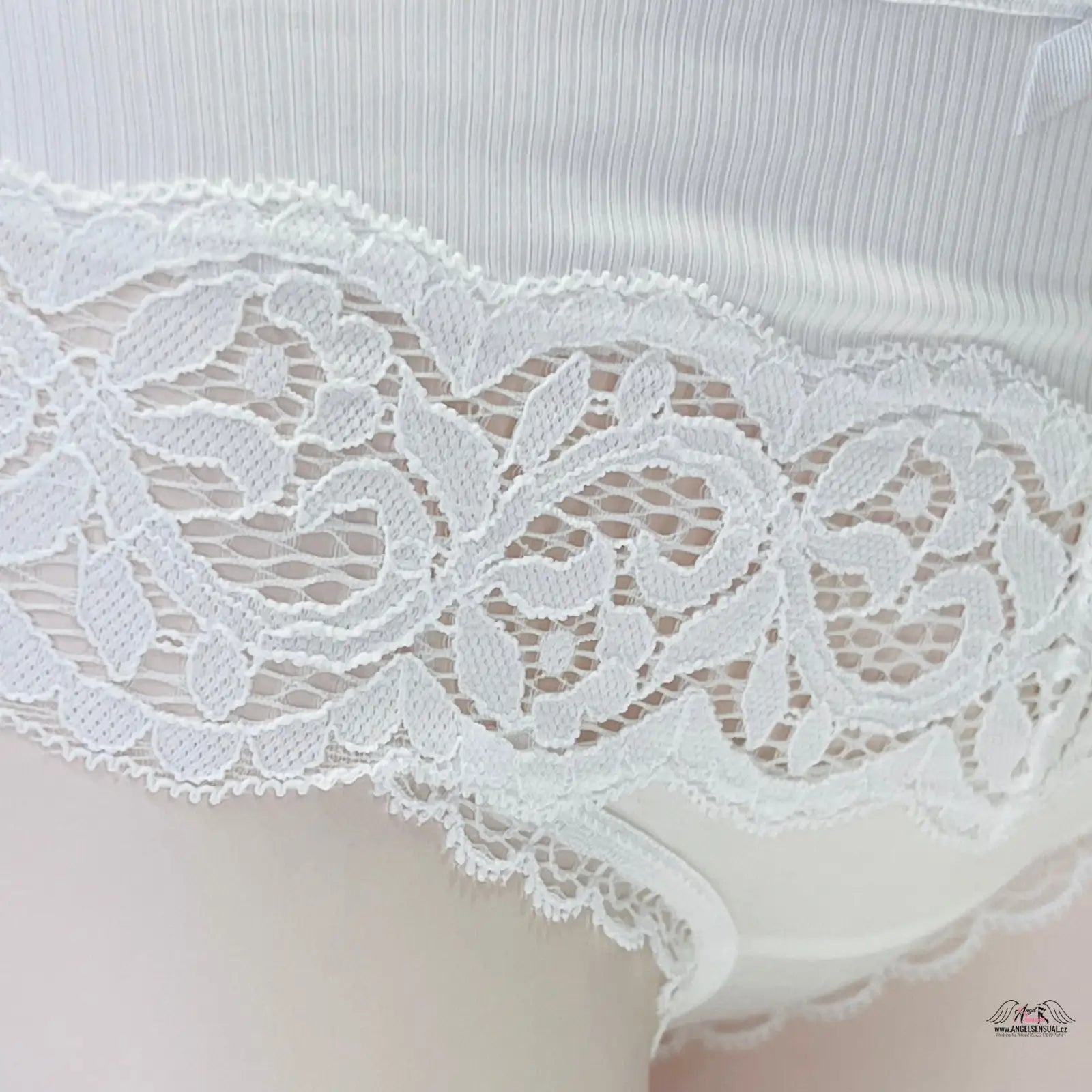 Bílé krajkové bikiny kalhotky Victoria’s Secret s detailní krajkou