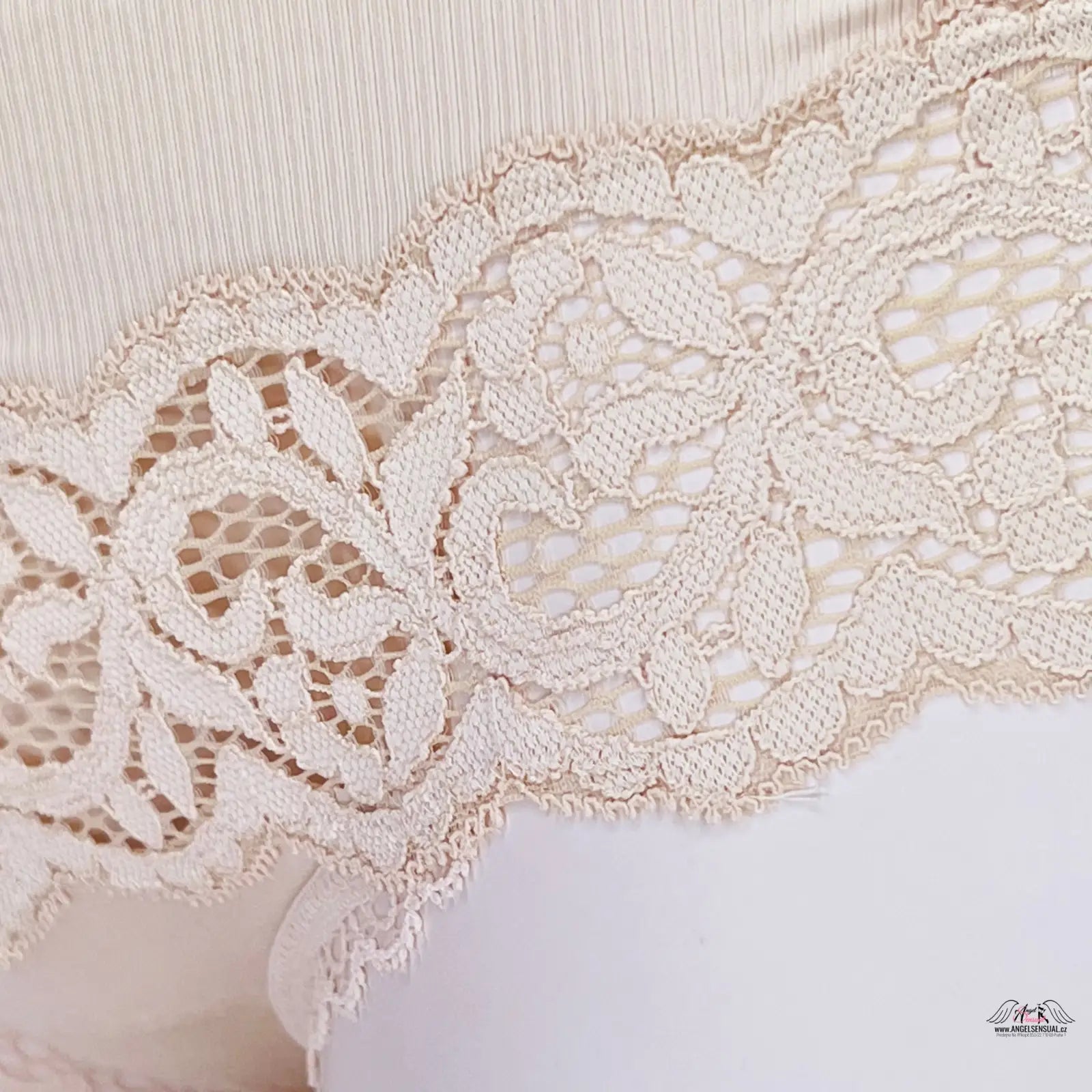 Detailní záběr na bílou krajkovou podprsenku z kolekce Victoria’s Secret Kalhotky s Krajkovými Detaily