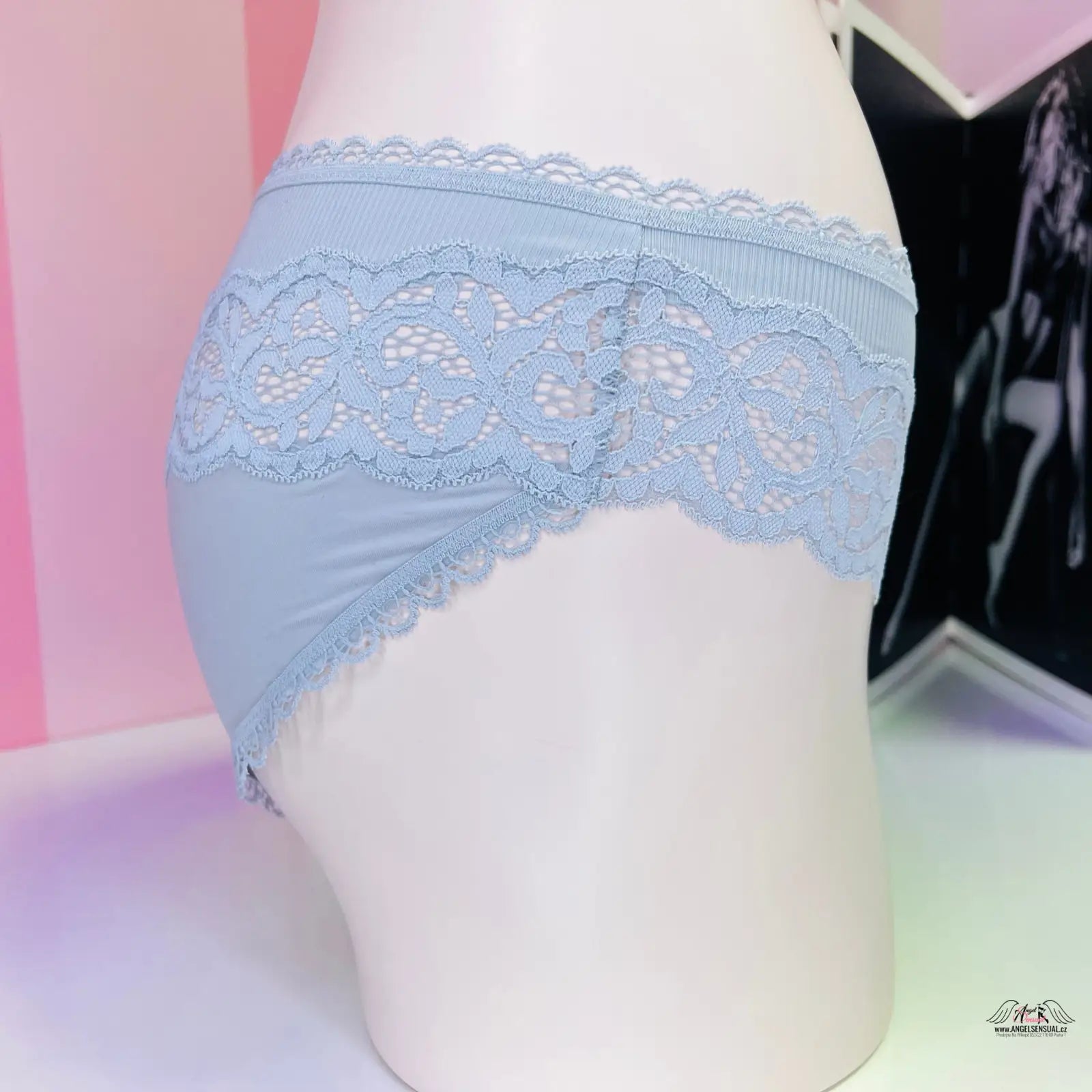 Bílá manekýnka s modrými krajkovými bikiny kalhotkami v produktu Victoria’s Secret Kalhotky s Krajkovými Detaily