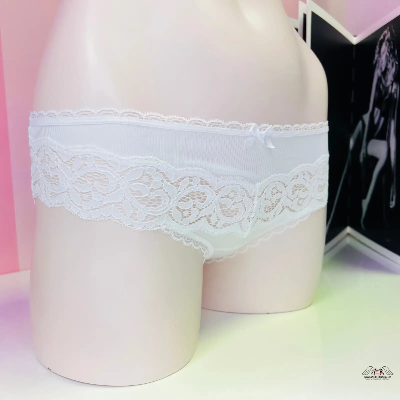 Bílá krajková podprsenka s krajkovými bikiny kalhotkami Victoria’s Secret