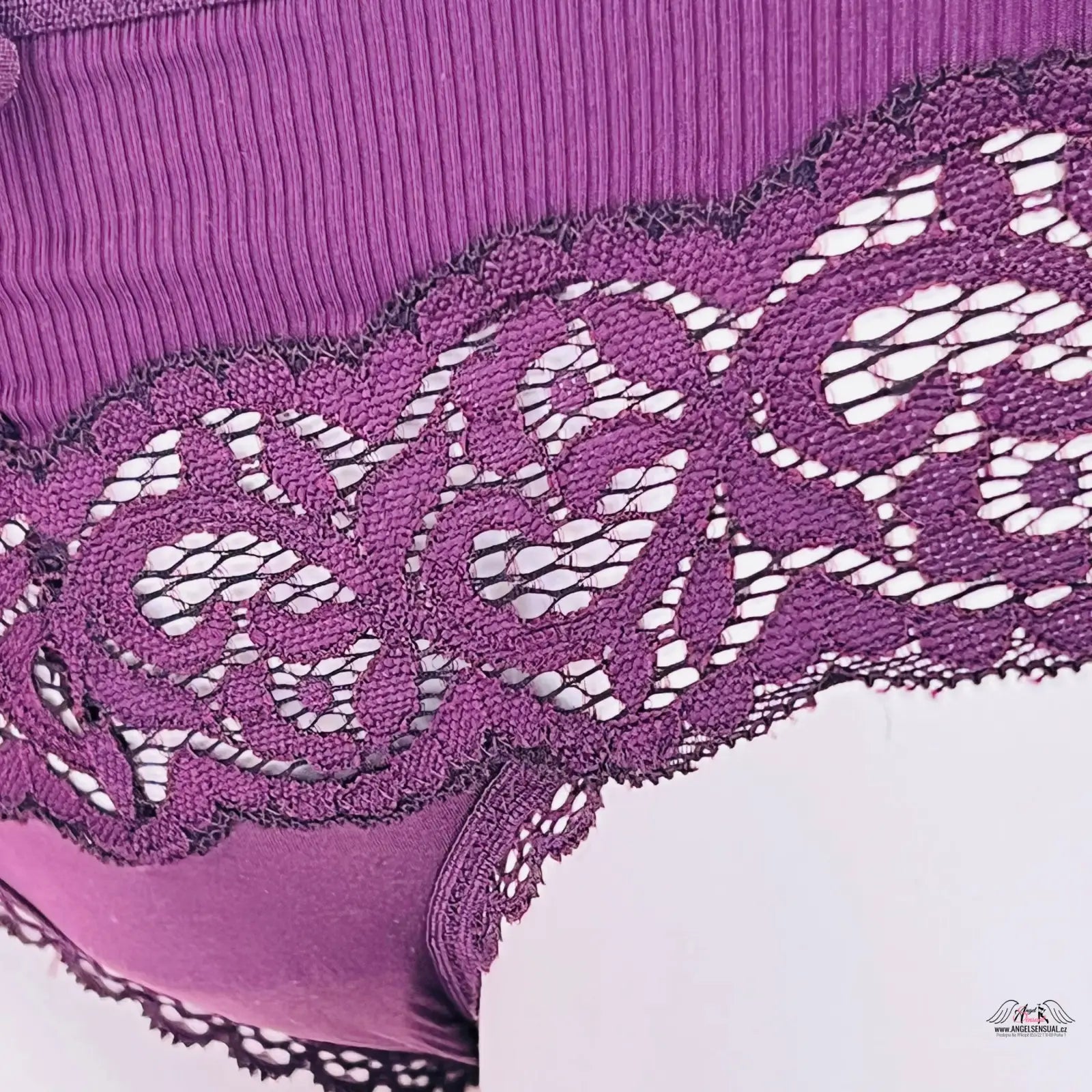 Detailní záběr na fialové krajkové bikiny kalhotky Victoria’s Secret Kalhotky s Krajkovými Detaily