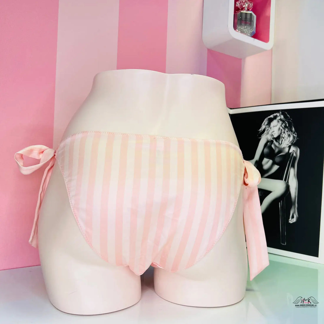 Ikonické kalhotky Victoria’s Secret s mašlemi na přední straně, apparel & accessories