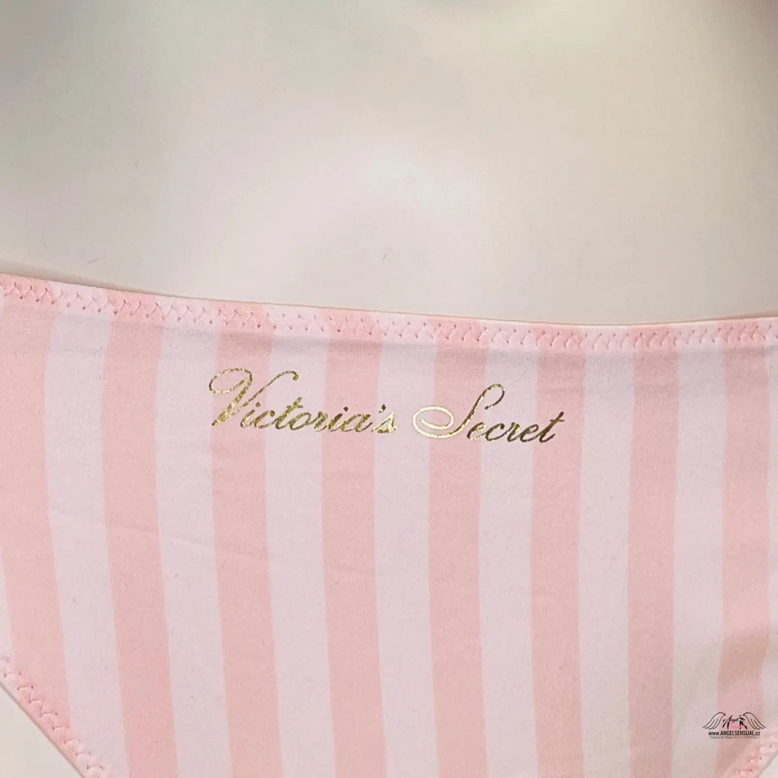 Ikonické kalhotky s růžovo-bílým pruhem, zlatým nápisem a mašlemi, apparel & accessories