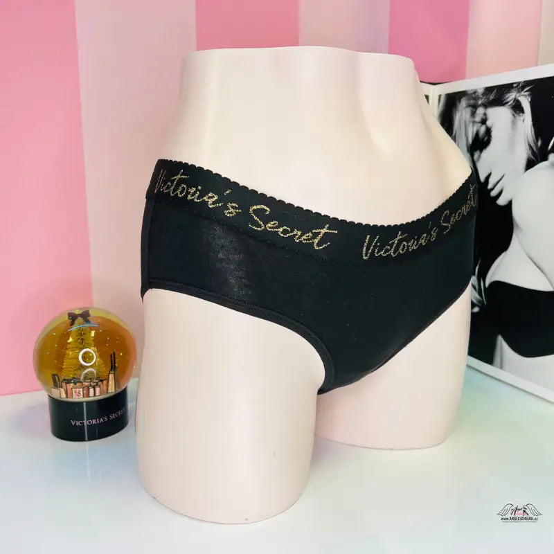 Černé bavlněné kalhotky agent provocateur s zlatým nápisem v produktu Victoria’s Secret Kalhotky s Nápisem