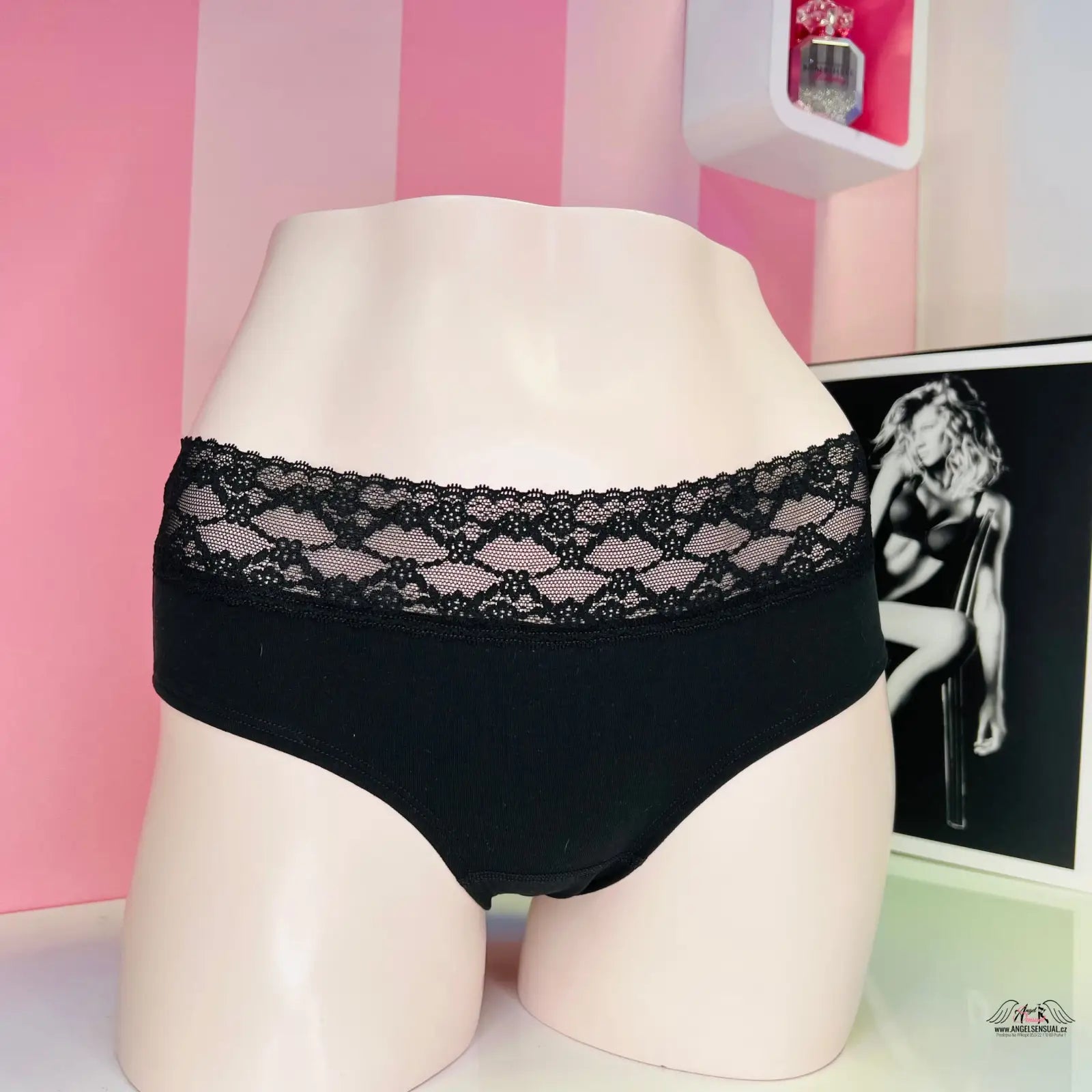 Černé sexy kalhotky s krajkou a nápisem, provocateur zezadu, agent provocateur zezadu