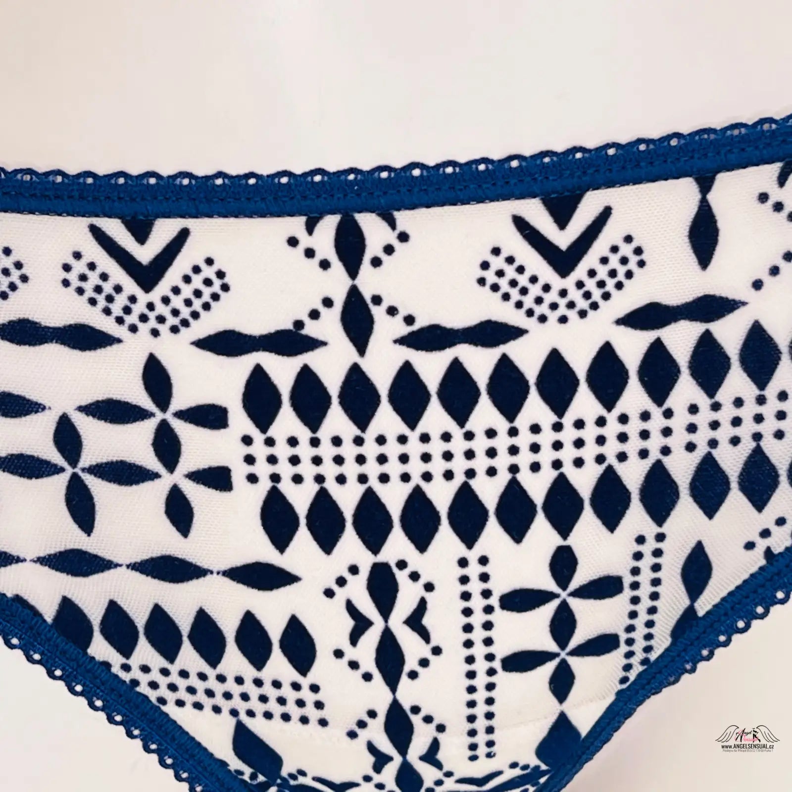 Ženské průsvitné síťované kalhotky Victoria’s Secret s jemnými ornamenty na zvláštní příležitosti