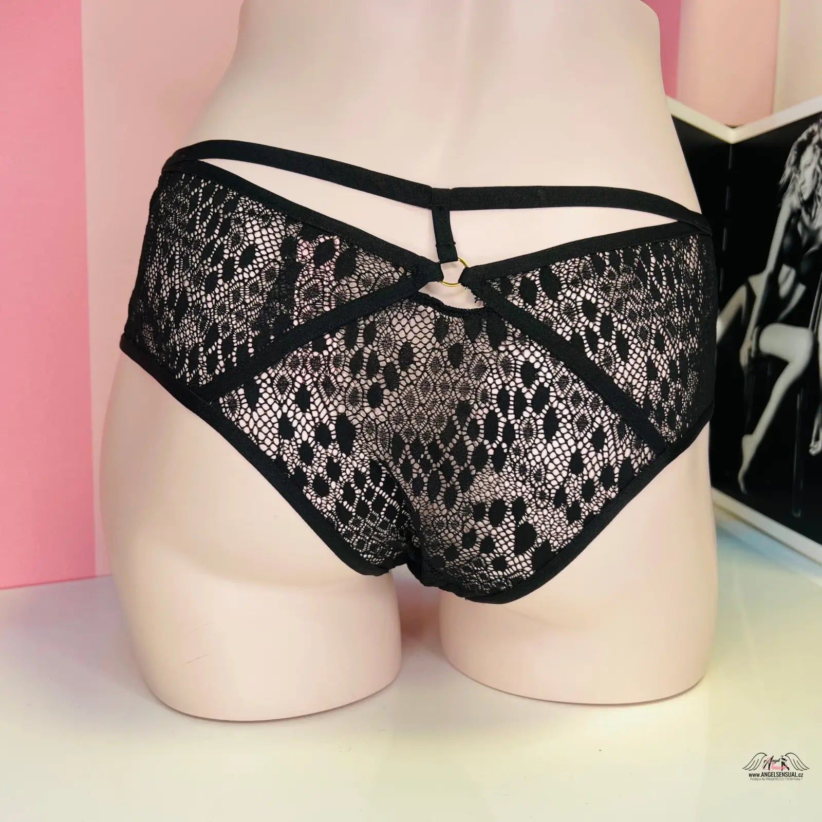 Black lace dámské kalhotky s ozdobnými pásky a zlatou ozdobou s zlatým kroužkem