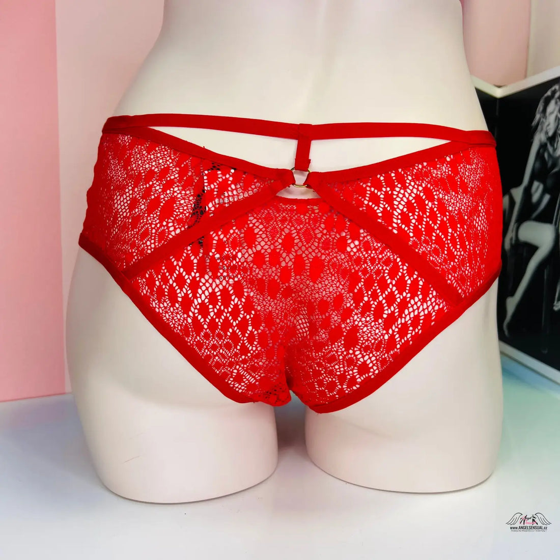 Red lace panties with ozdobnými pásky and zlatou ozdobou, zlatým kroužkem