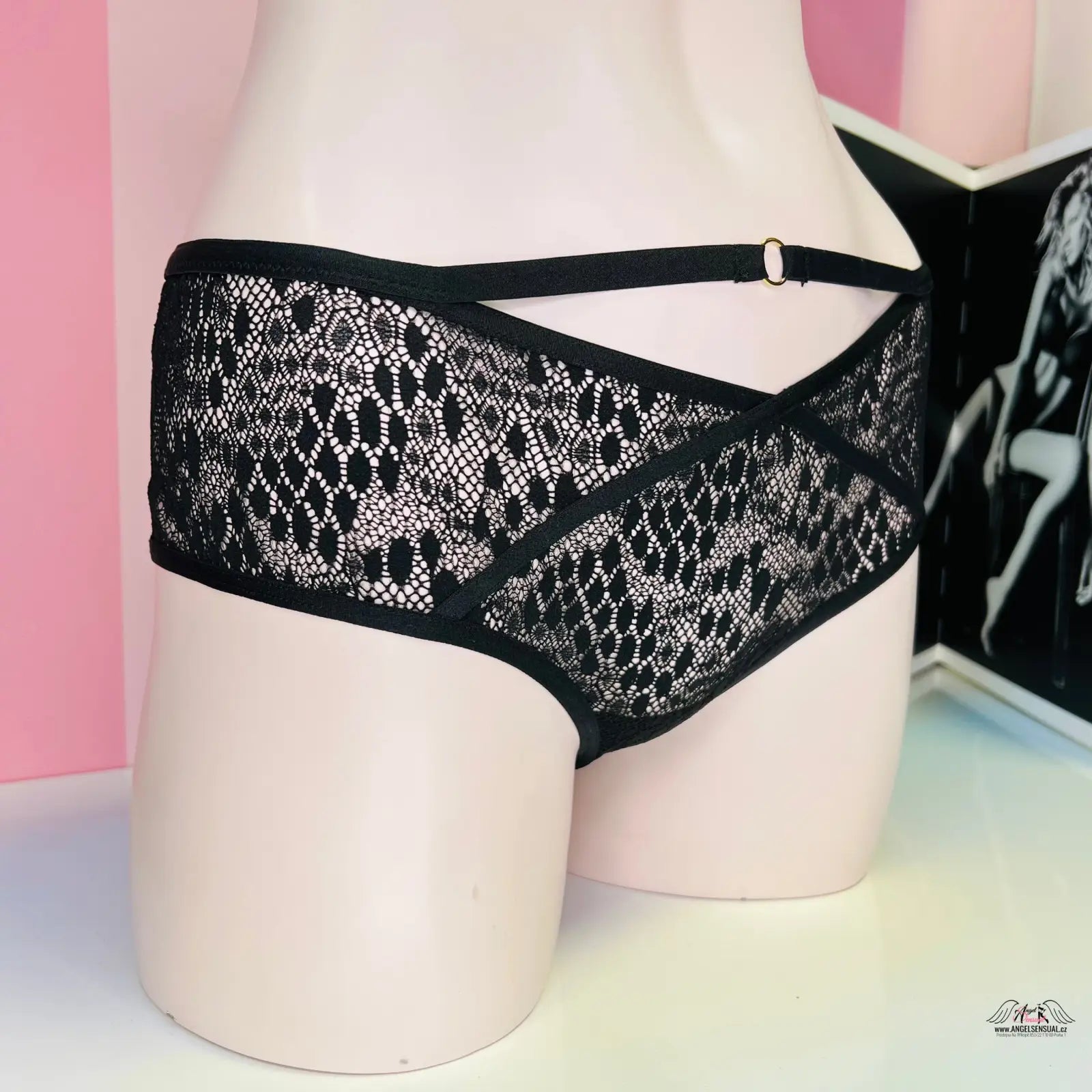 Black lace criss-cross kalhotky s ozdobnými pásky a zlatou ozdobou, s zlatým kroužkem