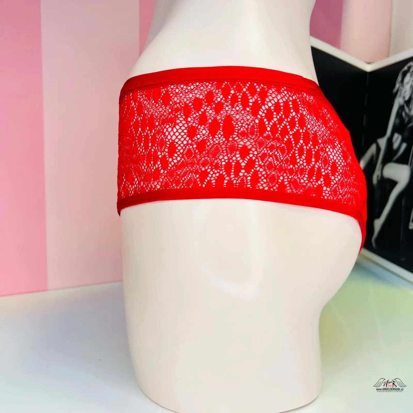 Red lace underwear with ozdobnými pásky and zlatou ozdobou featuring zlatým kroužkem