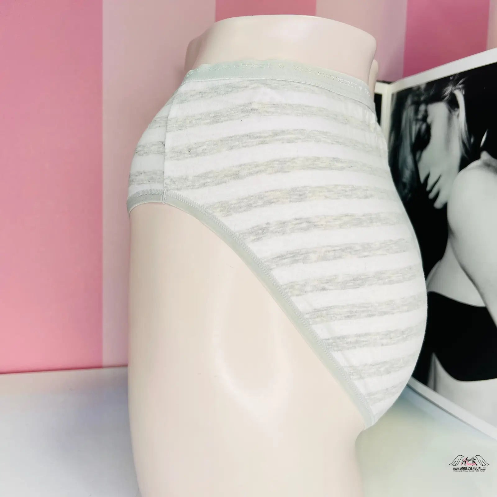 Produkt Victoria’s Secret kalhotky s pruhem a mírně vyšším pasem, bílošedé