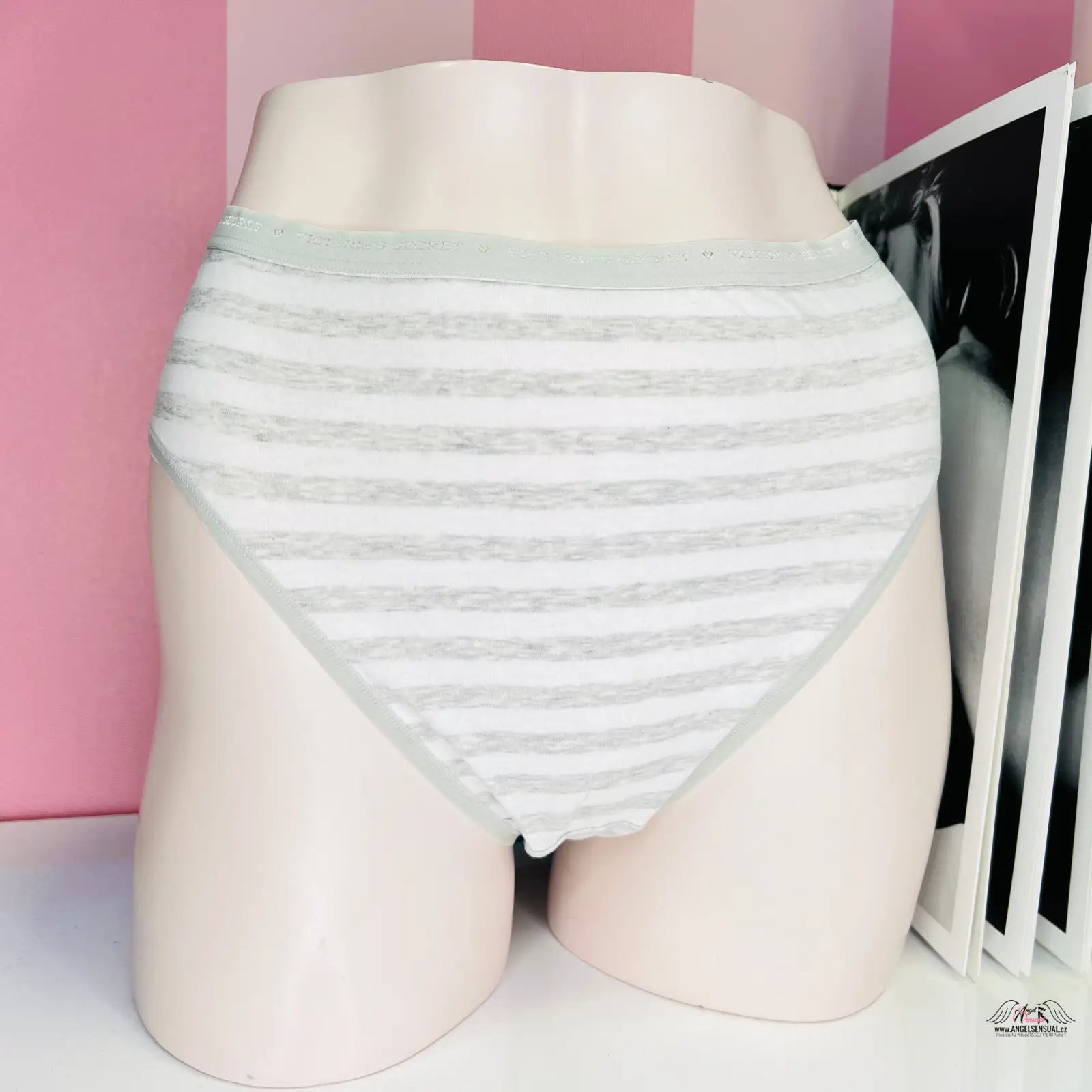 Žena v kalhotkách Victoria’s Secret s mírně vyšším pasem a pruhovaným designem