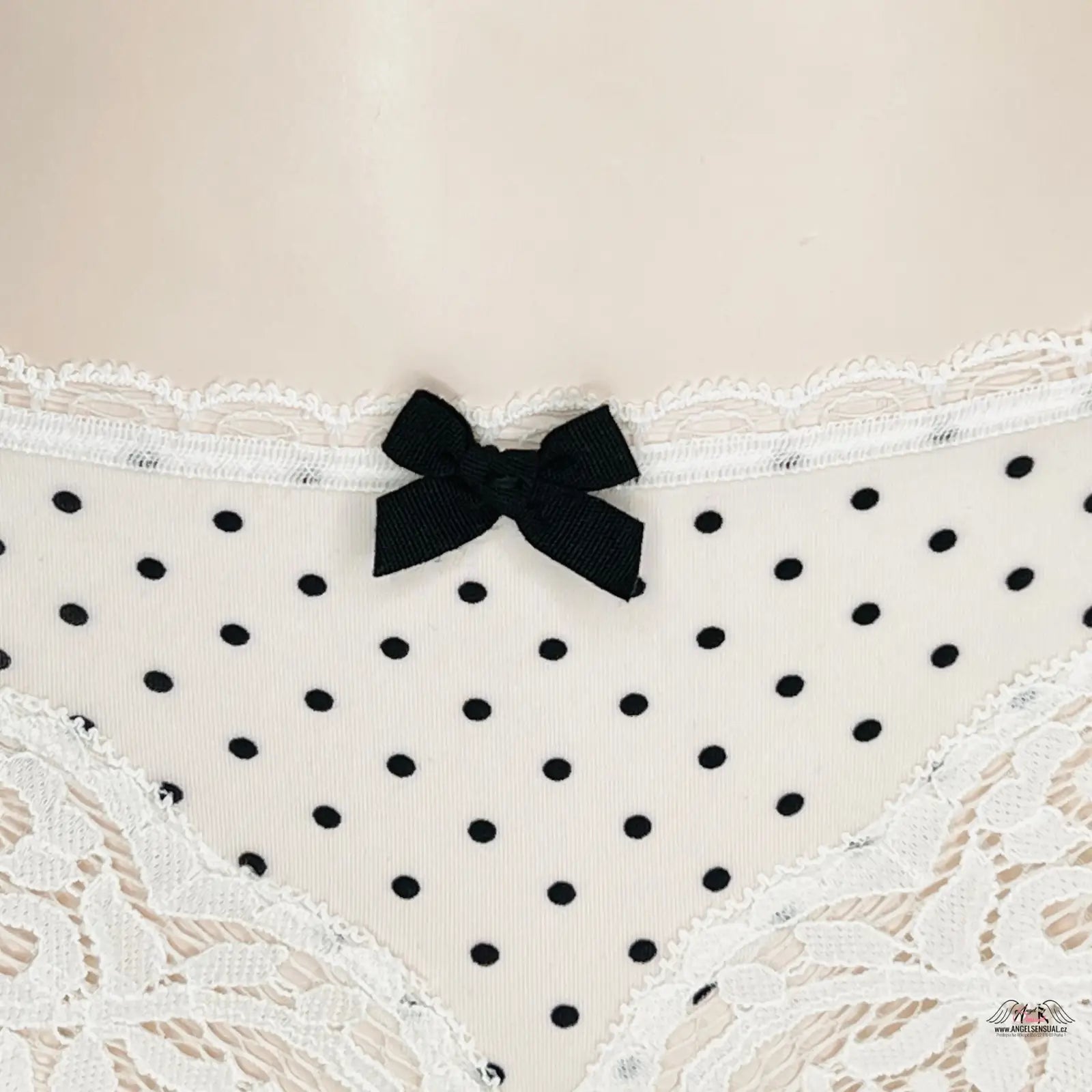 Krajkové kalhotky bikini Victoria’s Secret s puntíky a černým motýlkem, whispers of luxury