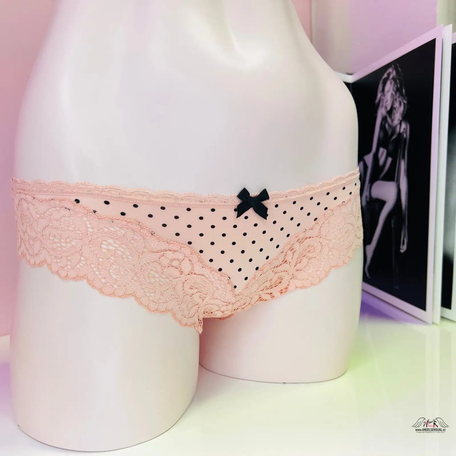 Krajkové kalhotky bikini Victoria’s Secret s puntíky a mašlí, whispers of luxury