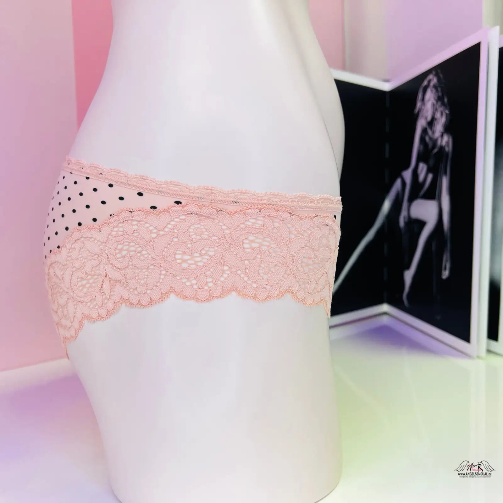 Váza s růžovým krajkovým braletem na produktu Victoria’s Secret Kalhotky s Puntíky Více Barev, whispers of luxury