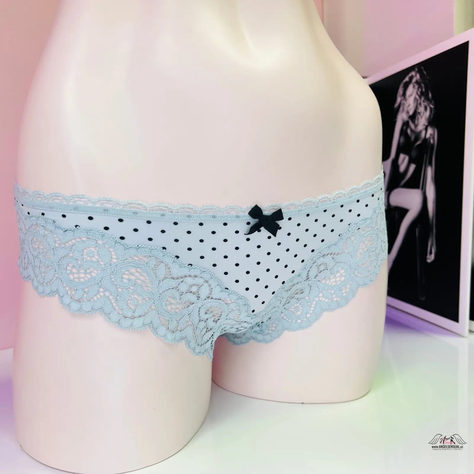 Mannequin s krajkové kalhotky bikini s puntíky od Victoria’s Secret, whispers of luxury