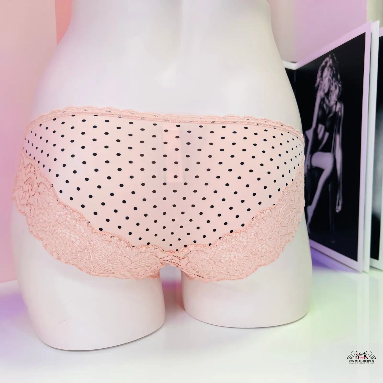 Ženské krajkové kalhotky bikini Victoria’s Secret na manekýně, whispers of luxury