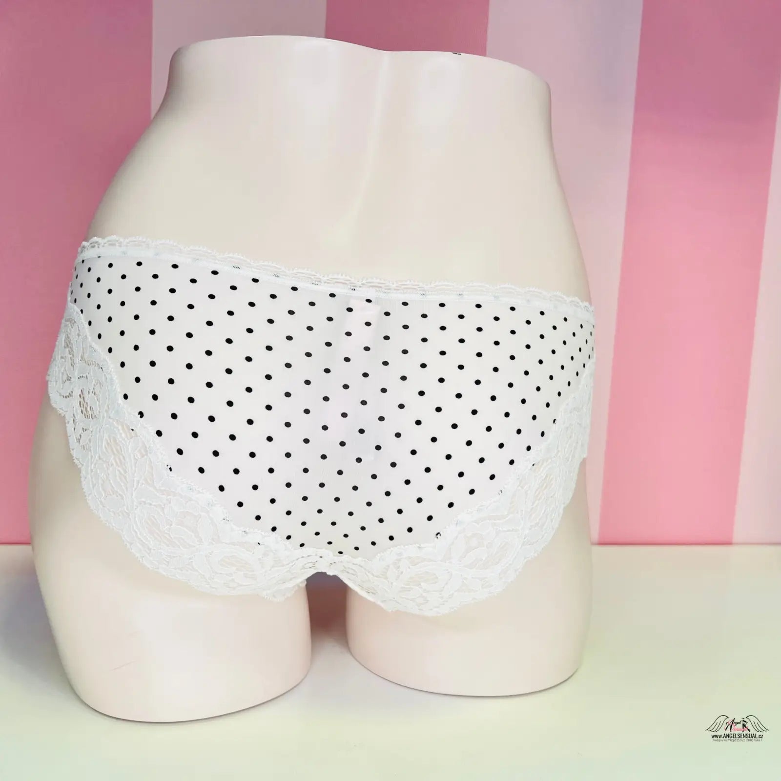 Bílé krajkové kalhotky bikini s černými puntíky od Victoria’s Secret, whispers of luxury