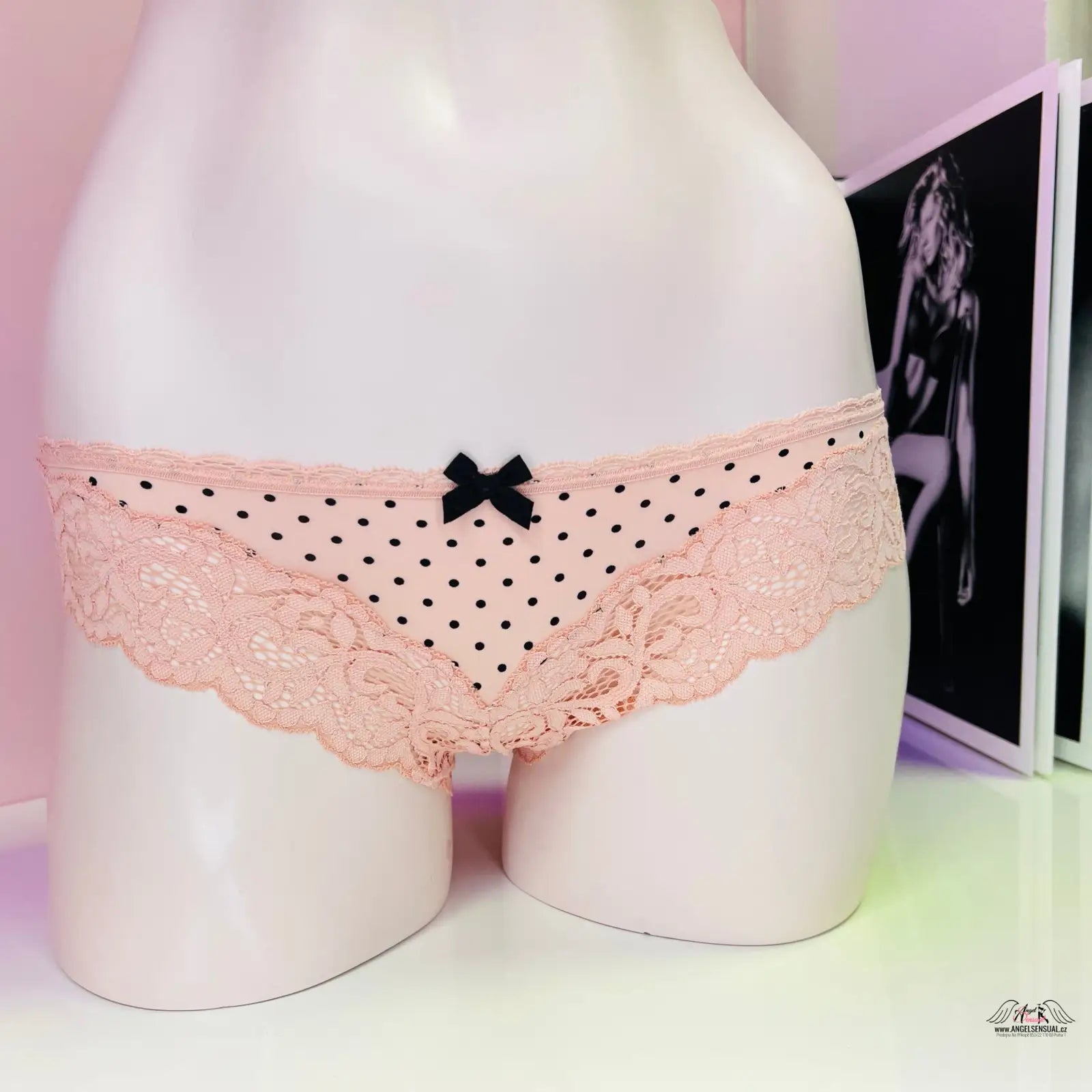 Pink krajkové kalhotky bikini s černými puntíky od Victoria’s Secret, whispers of luxury