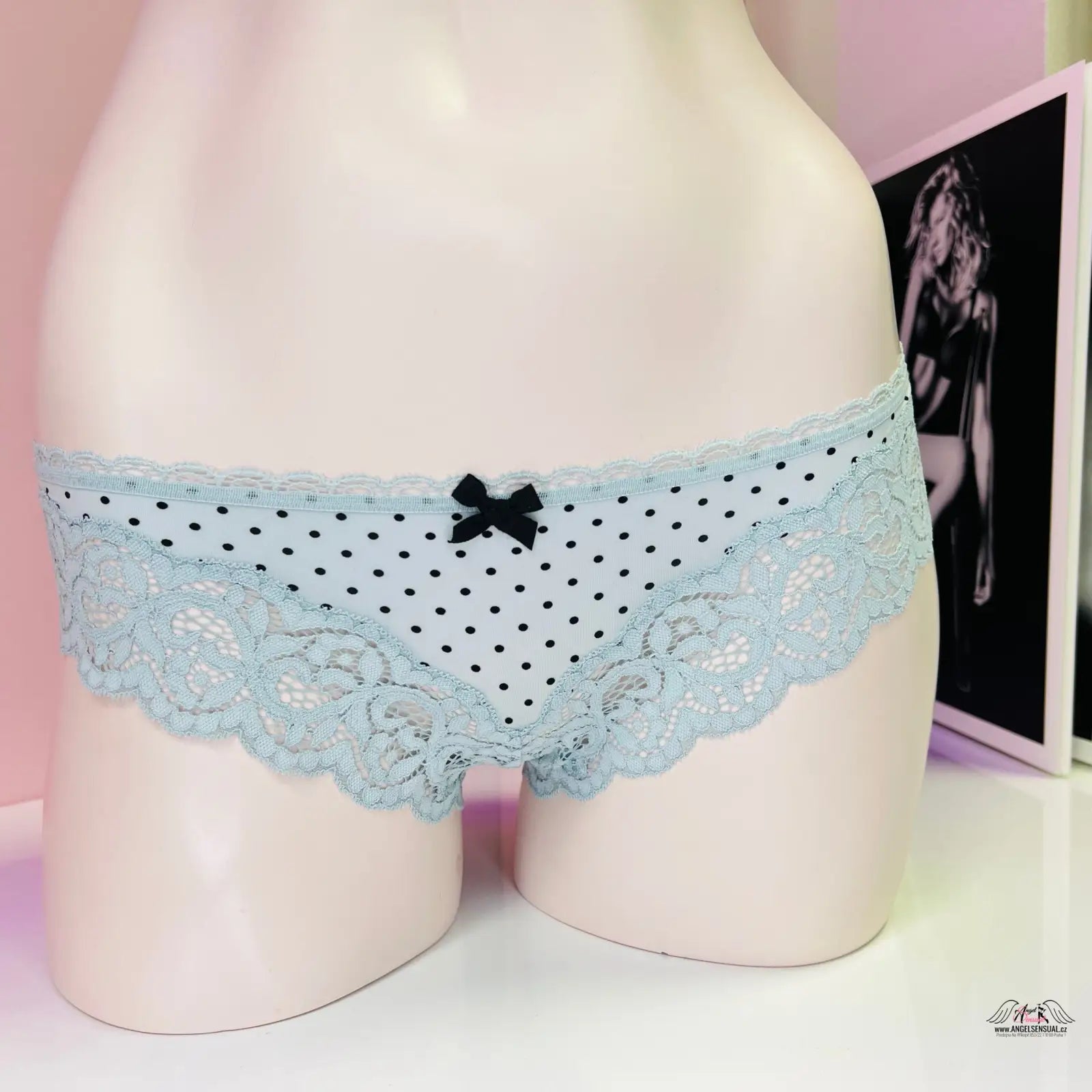 Mannequin torso s modro-černým mašlí na krajkové kalhotky bikini Victoria’s Secret whispers of luxury