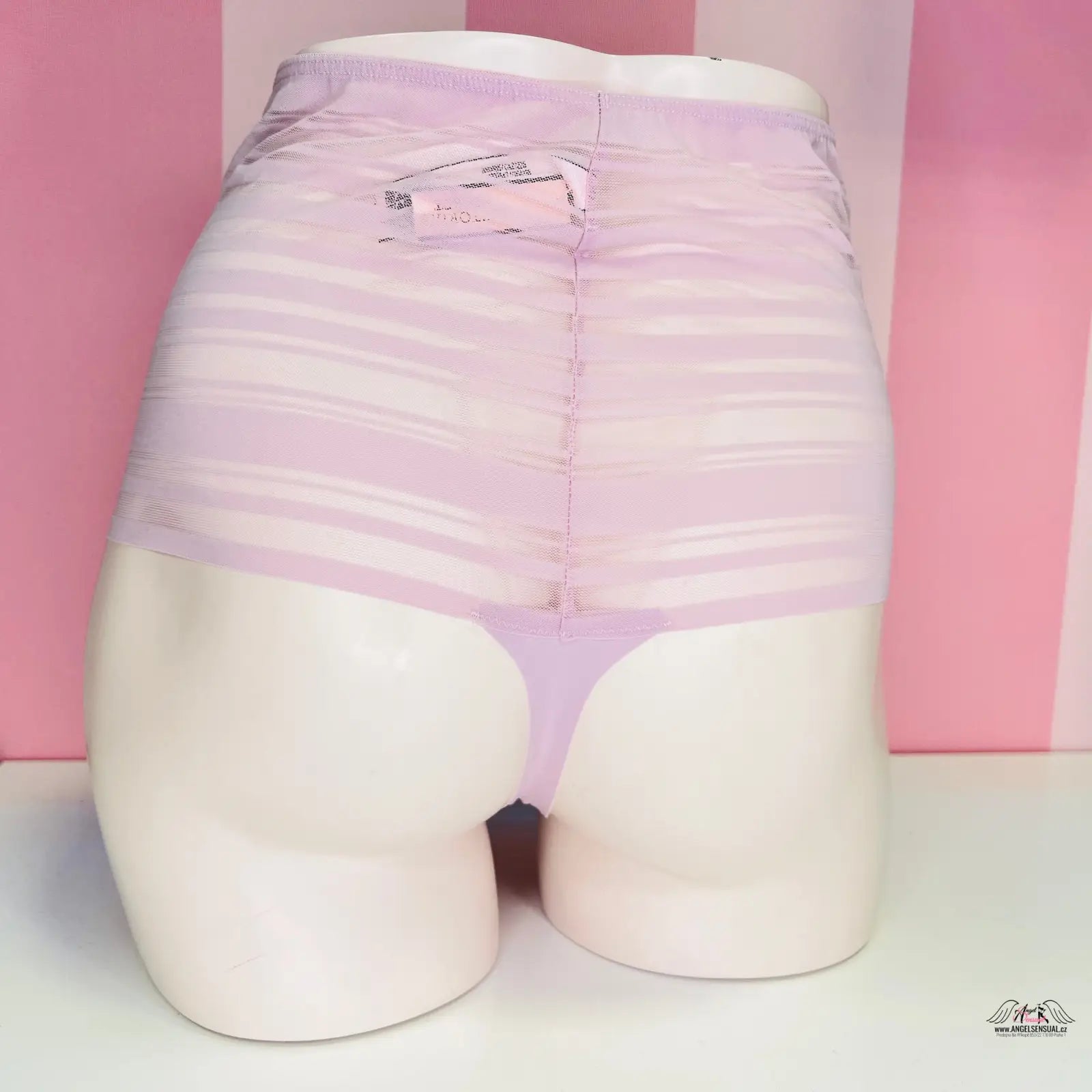 Luxusní lehce průsvitná tanga Victoria’s Secret s velmi vysokým pasem na bílém pozadí