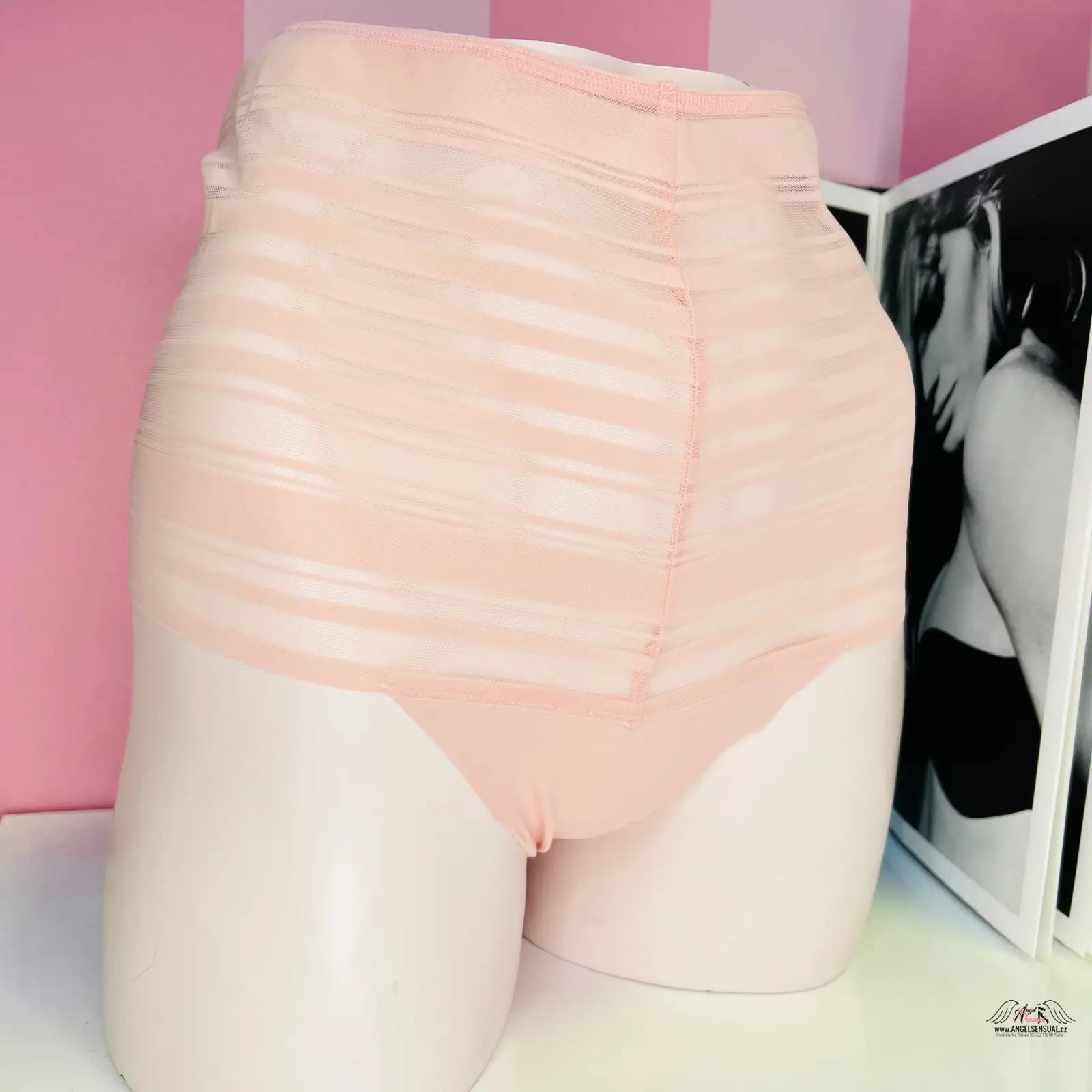Žena v růžových šortkách a černobílém snímku na produktě Victoria’s Secret Kalhotky s Vysoký Pas Síťované, luxusní lehce průsvitná velmi