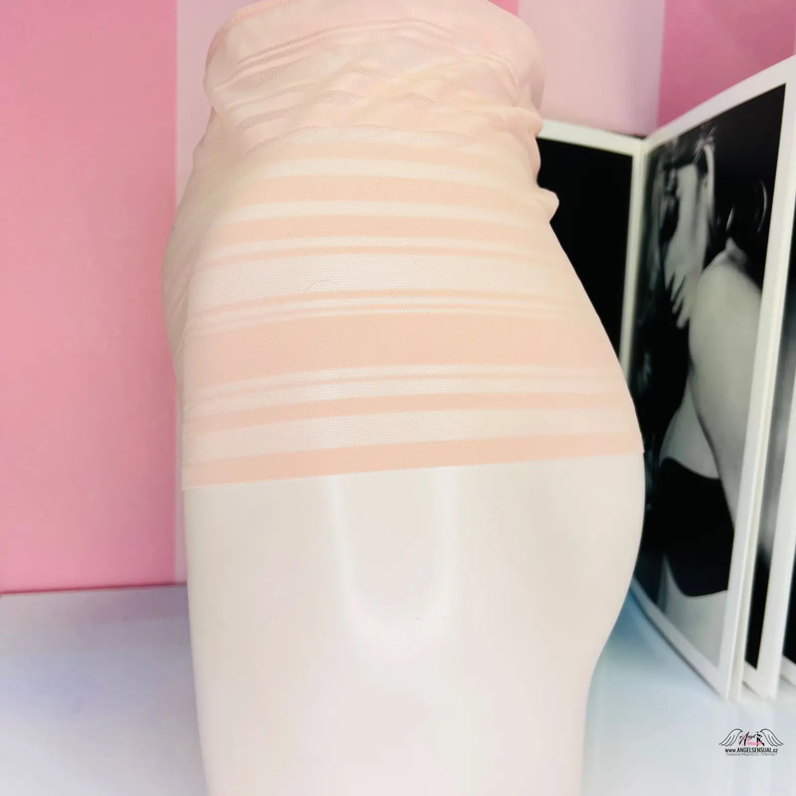 Luxusní lehce průsvitná váza s růžovo-bíle pruhovaným designem pro Victoria’s Secret