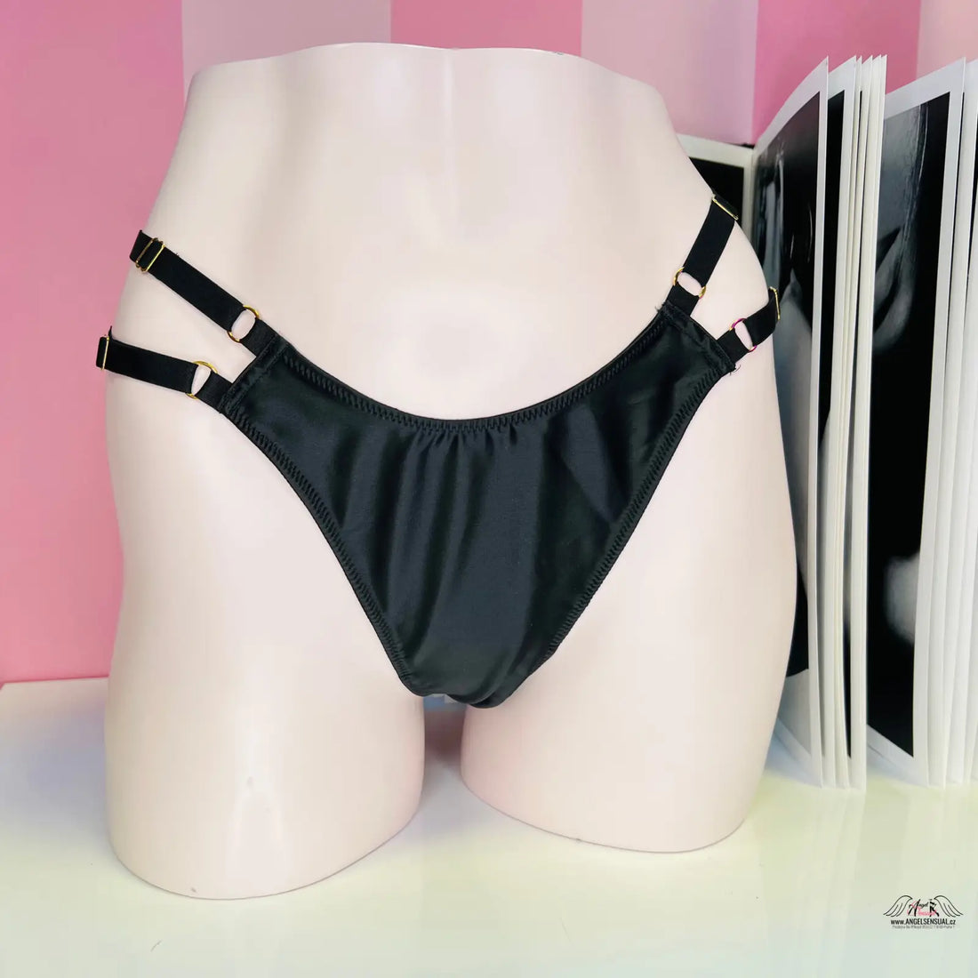 Černé bikiny s vysokým pasem a zlatým sponou z kolekce Victoria’s Secret spodního prádla