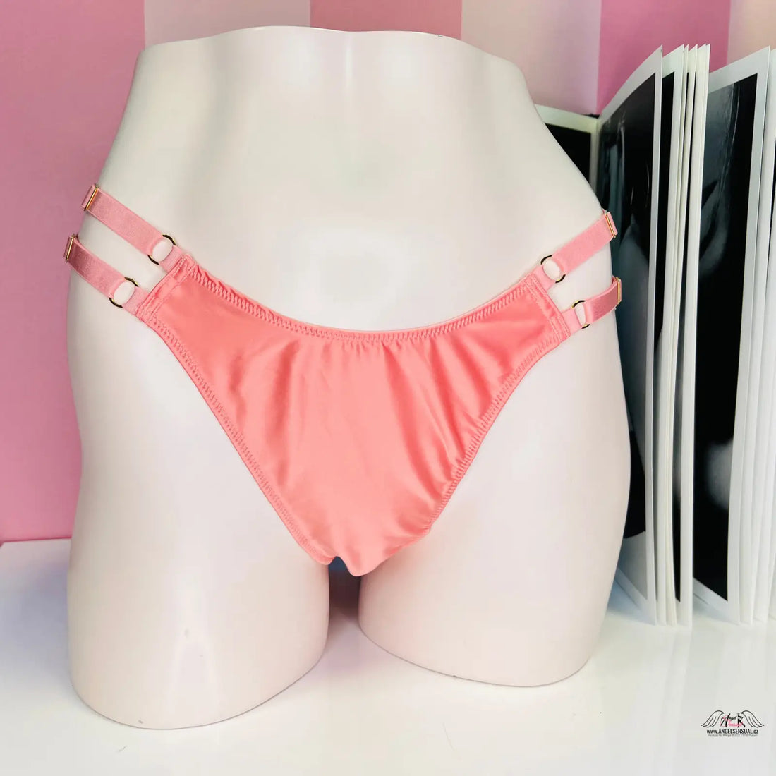 Ženská figurína v růžovém bikinách s vysokým pasem a zlatým sponou, spodního prádla